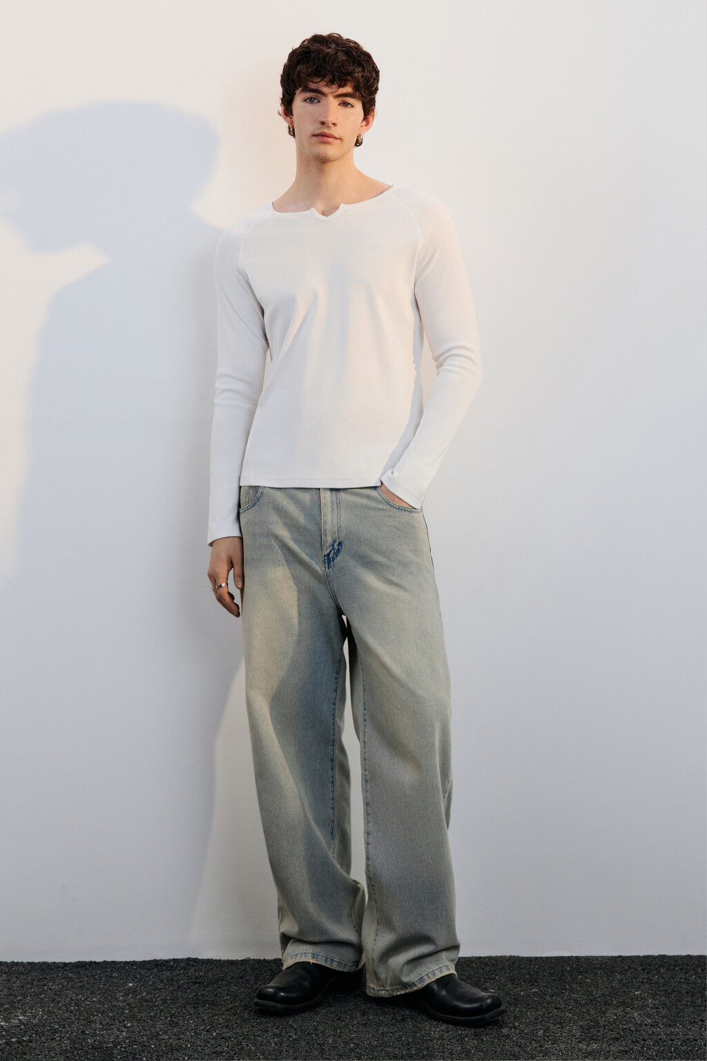 Лонгслив в рубчик с фигурным вырезом - цвет молочный - 4