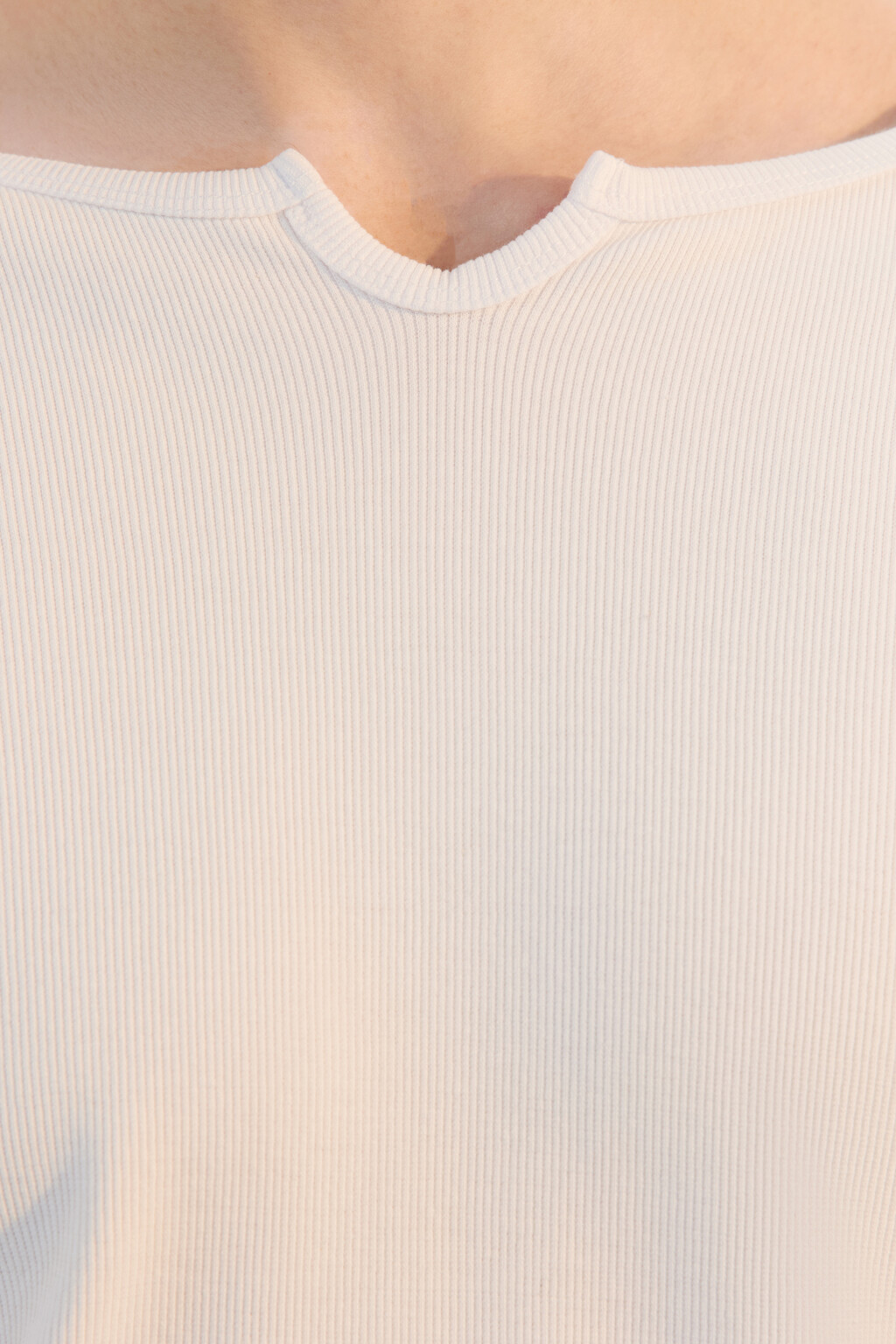 Лонгслив в рубчик с фигурным вырезом - цвет молочный - 5