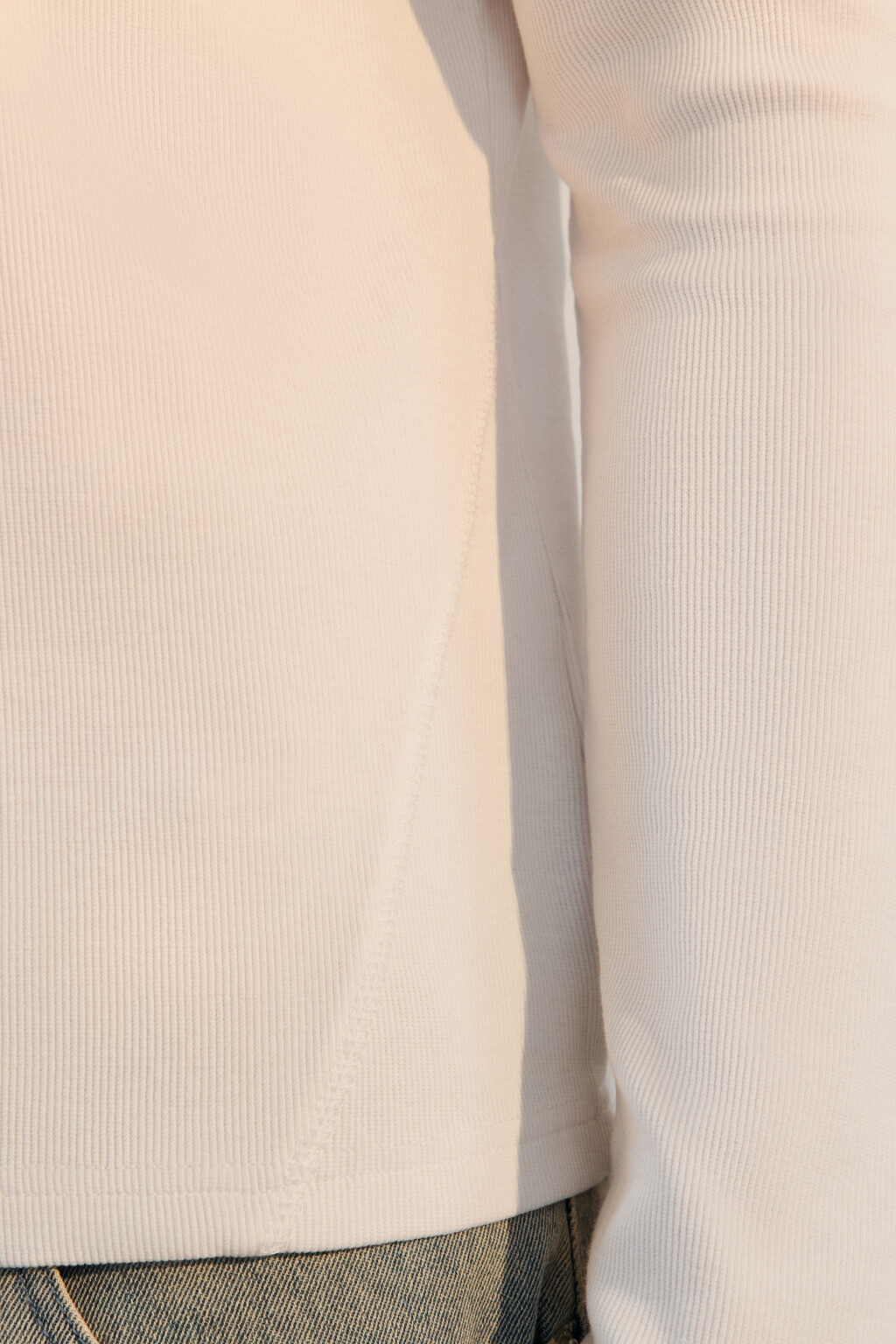 Лонгслив в рубчик с фигурным вырезом - цвет молочный - 6