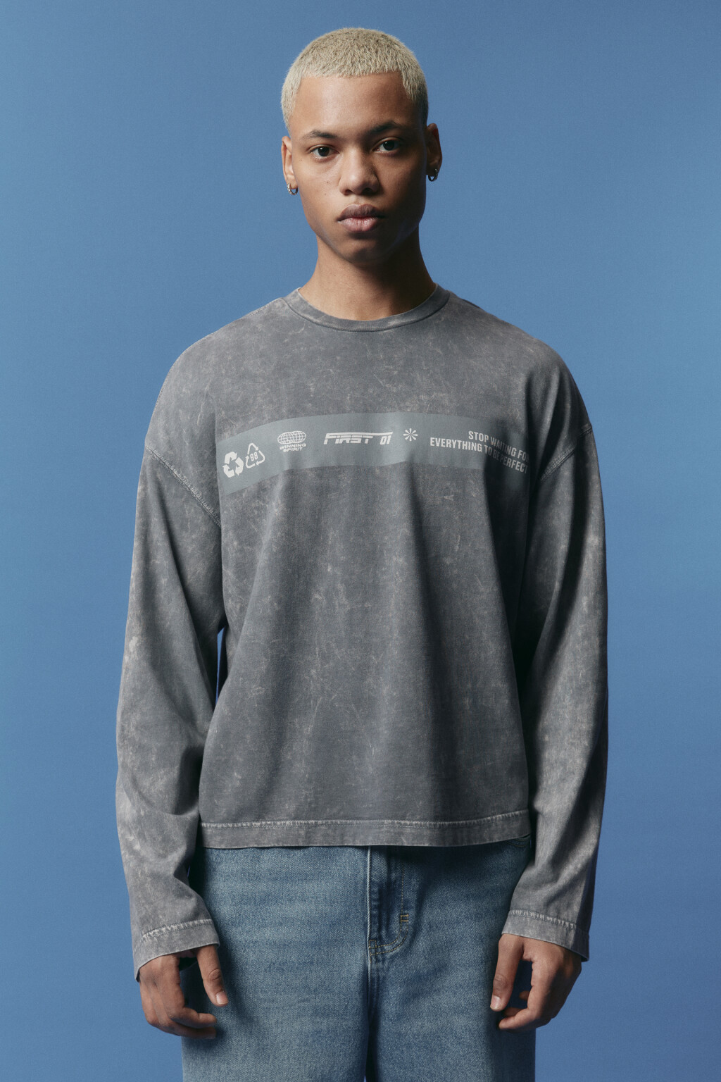 Лонгслив хлопковый с вареным эффектом и надписью - цвет серый - 2