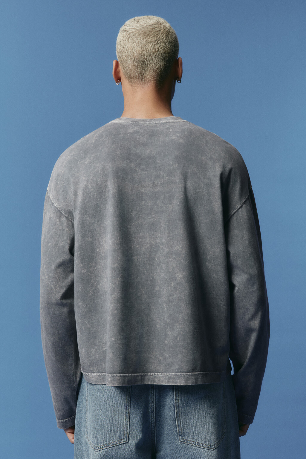 Лонгслив хлопковый с вареным эффектом и надписью - цвет серый - 5