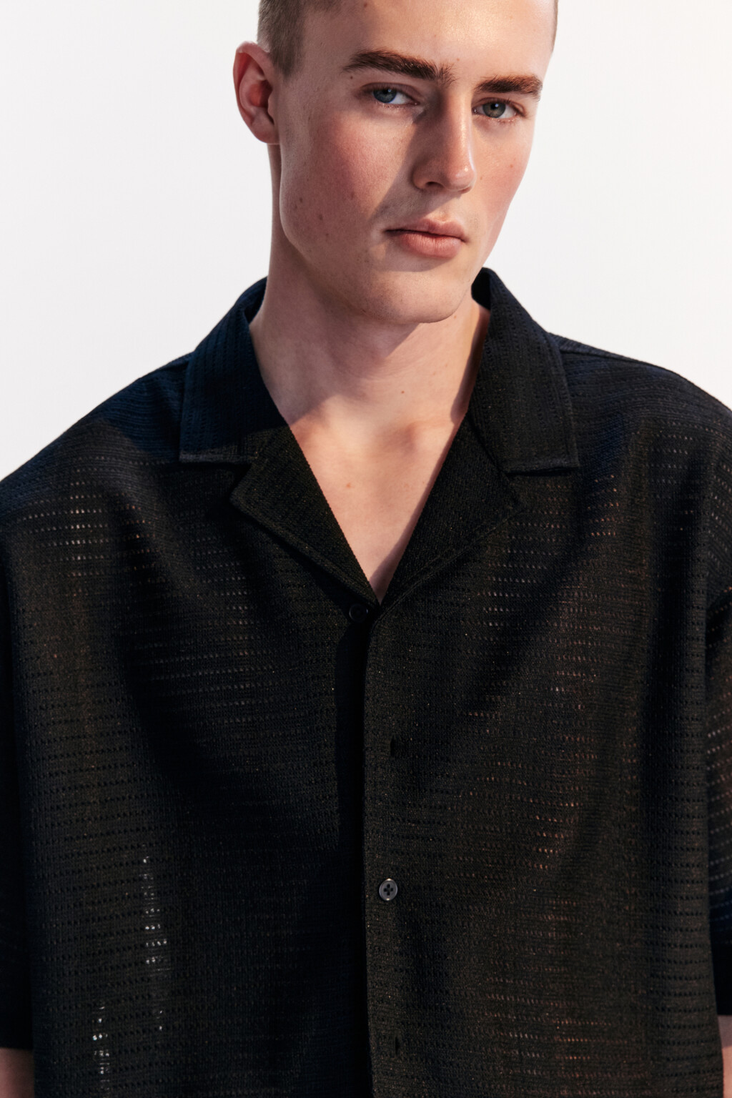 Рубашка ажурная с коротким рукавом - цвет черный - 1