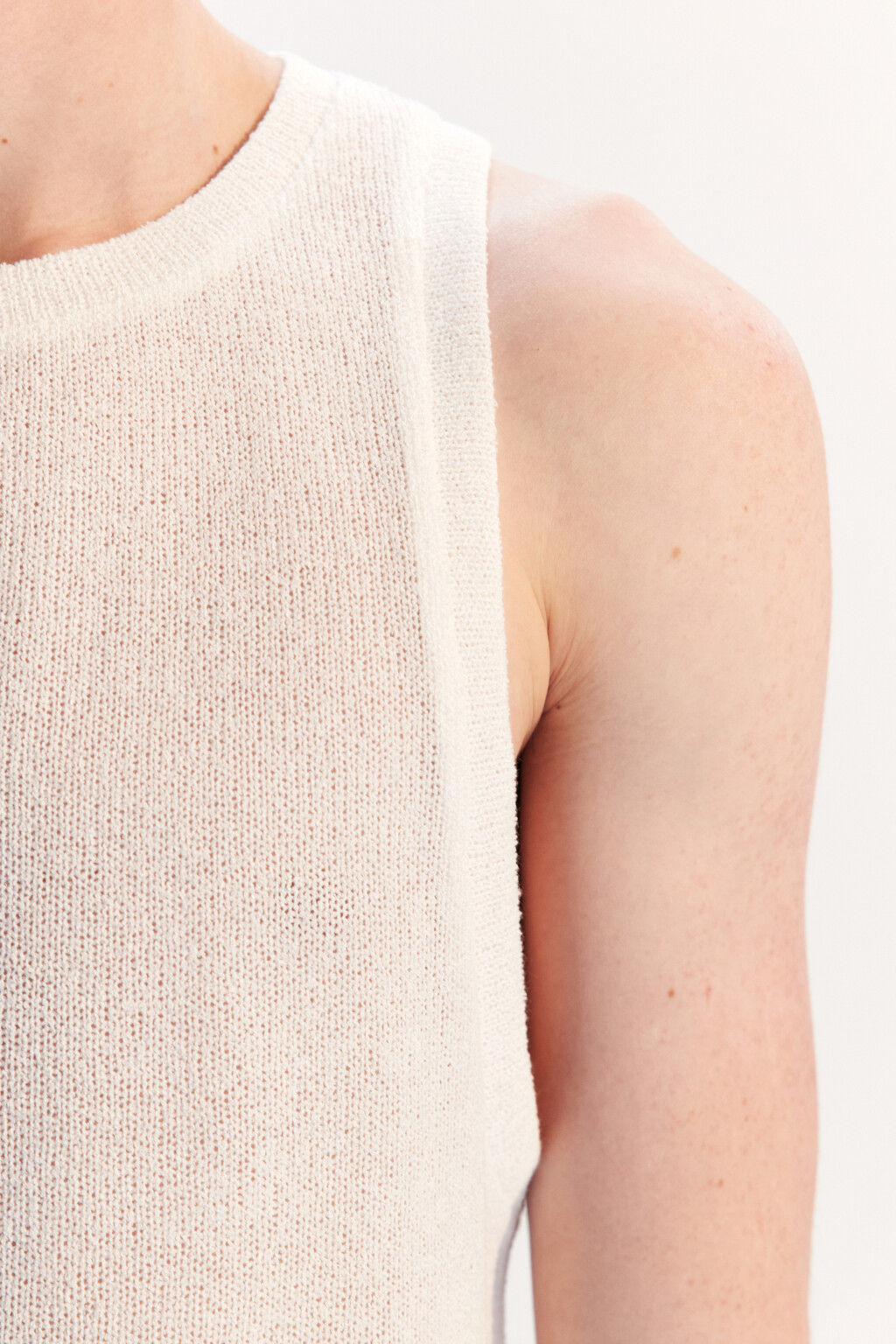 Майка свободная из сетки - цвет белый - 7