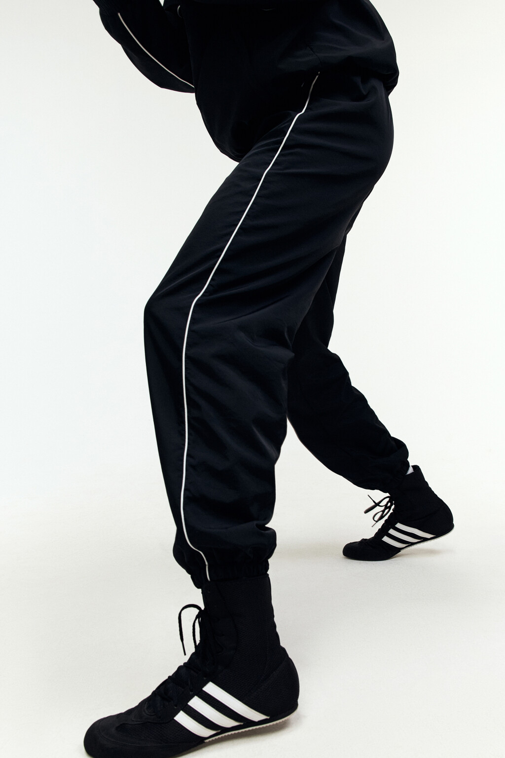 Брюки-джоггеры спортивные с лампасами - цвет черный - 1