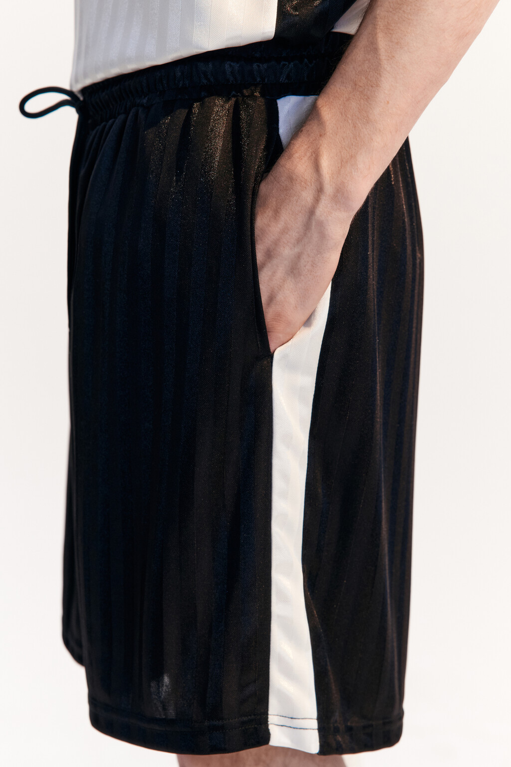 Шорты спортивные в полоску с лампасами - цвет черный - 7