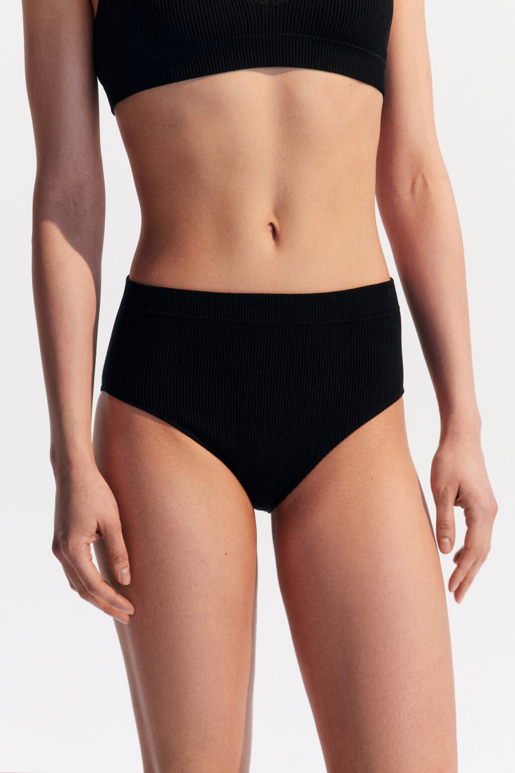 Трусы-слипы купальные с высокой посадкой - цвет черный - 2