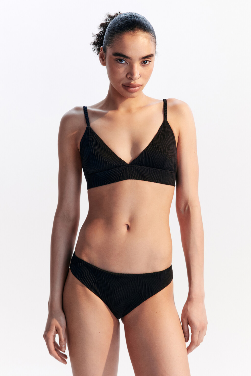 Трусы купальные из фактурной ткани - цвет черный - 4