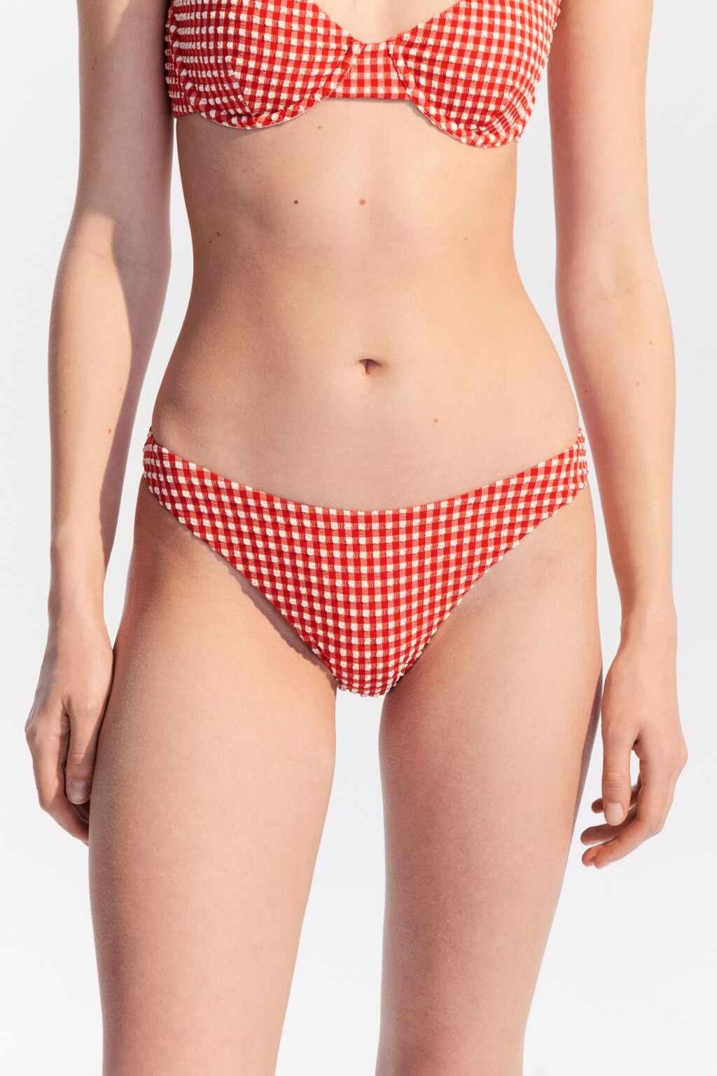 Трусы-бразильяна купальные из жатой ткани - цвет красный - 3