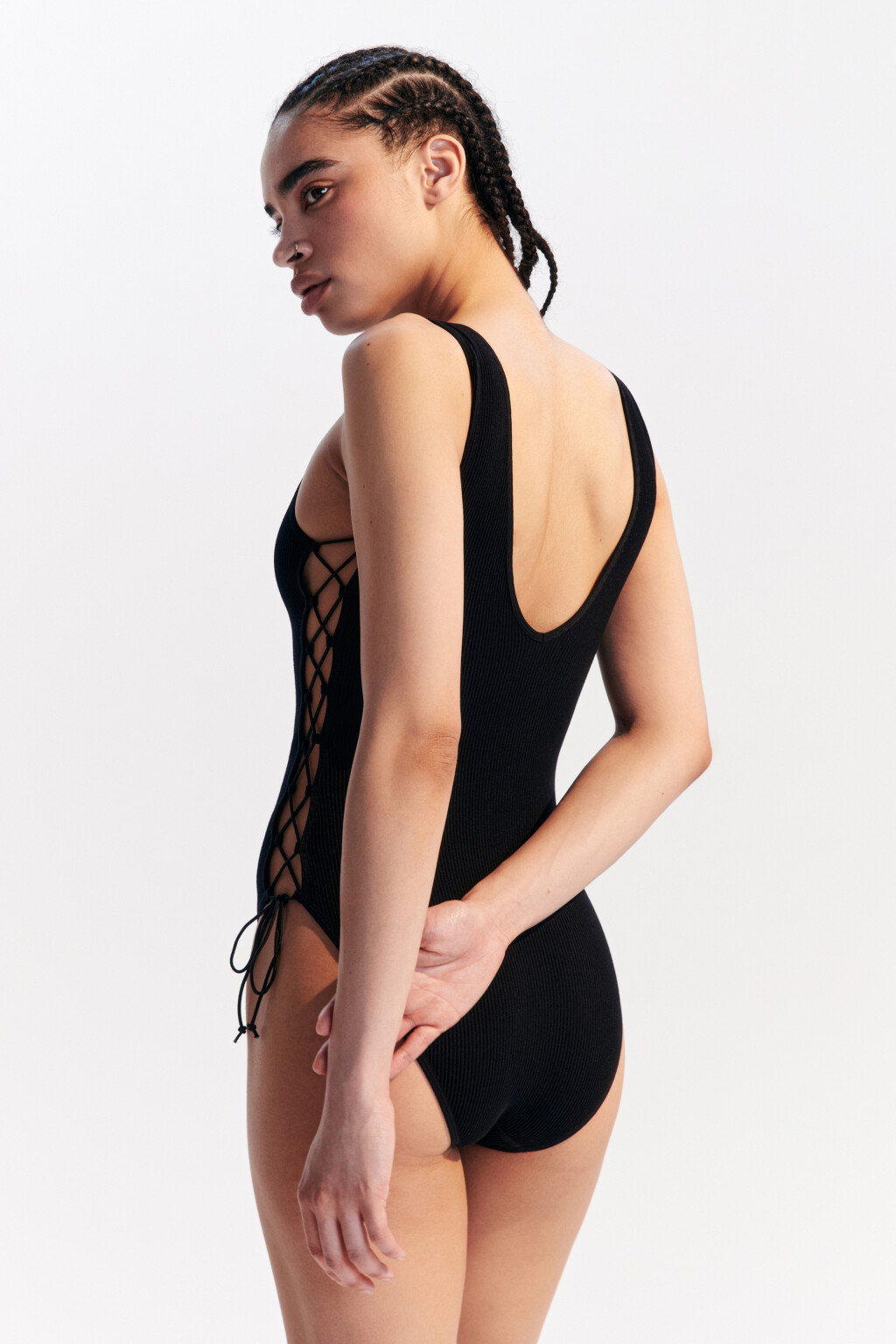 Купальник слитный в рубчик со шнуровкой - цвет черный - 4