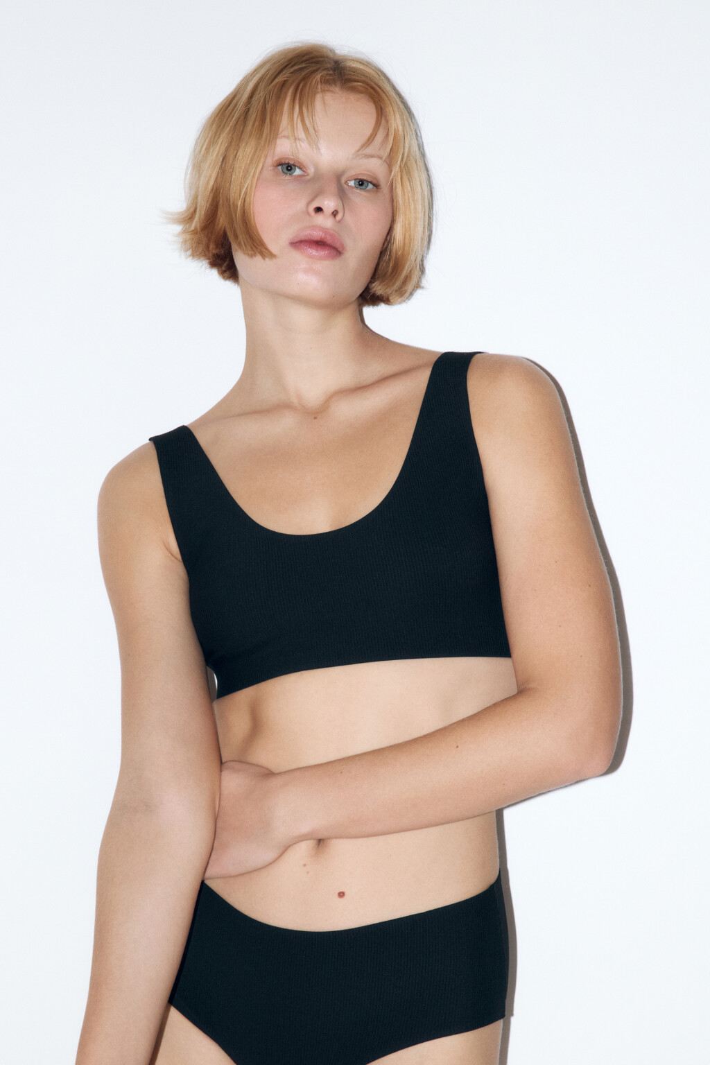 Бюстгальтер-бра в рубчик на широких бретелях - цвет черный - 2