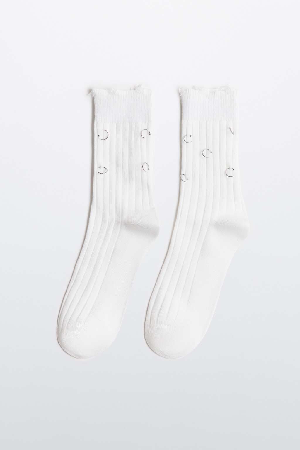 Носки высокие рваные с пирсингом - цвет белый - 1