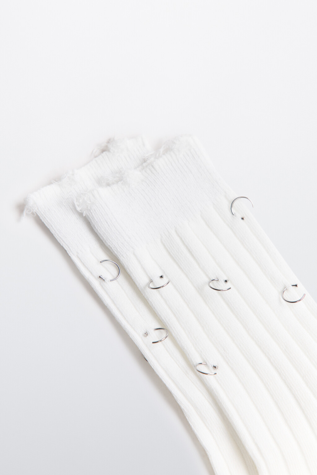 Носки высокие рваные с пирсингом - цвет белый - 2