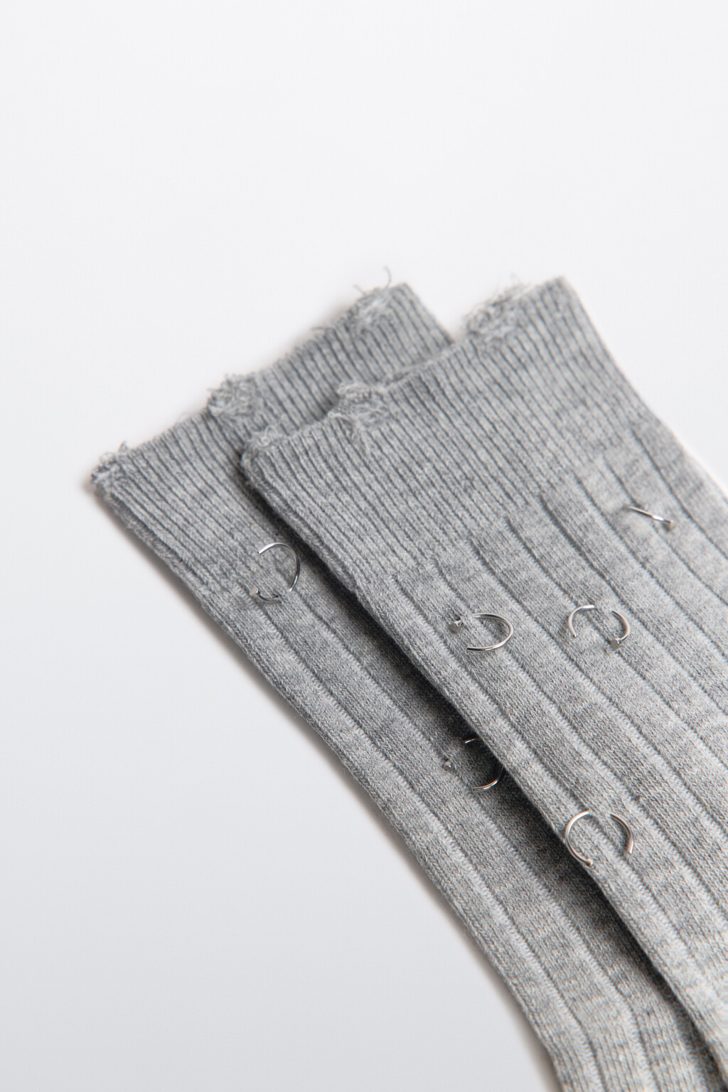 Носки высокие рваные с пирсингом - цвет серый - 2