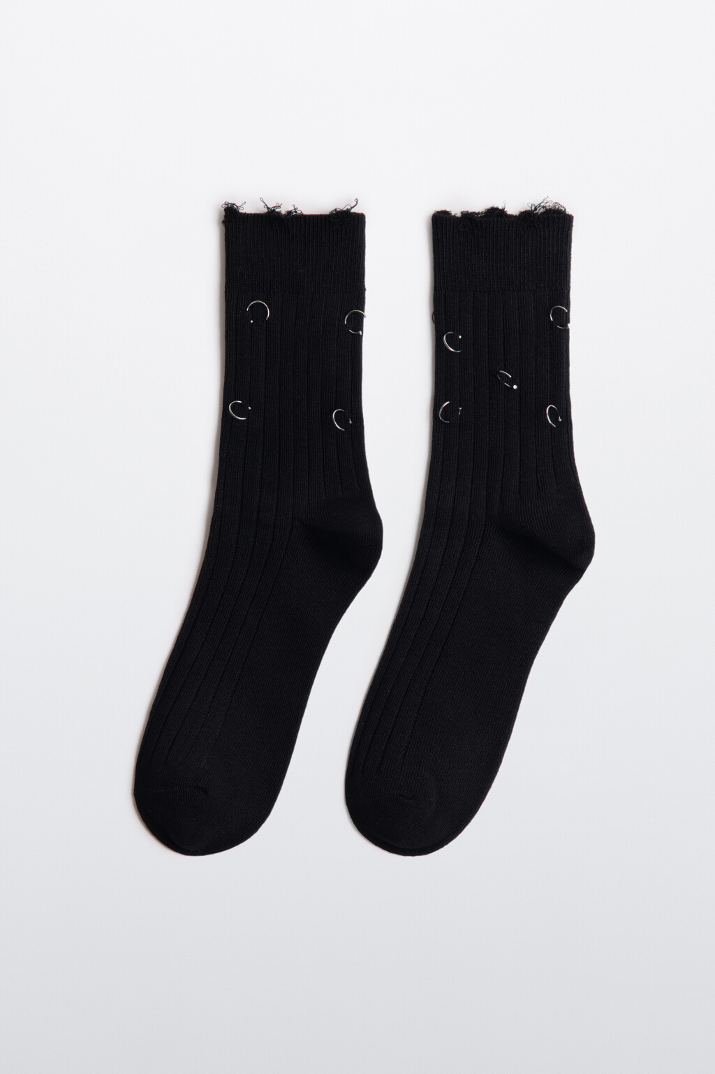 Носки высокие рваные с пирсингом - цвет черный - 1