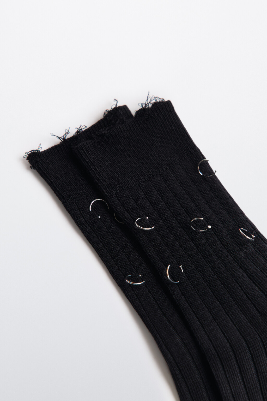 Носки высокие рваные с пирсингом - цвет черный - 2