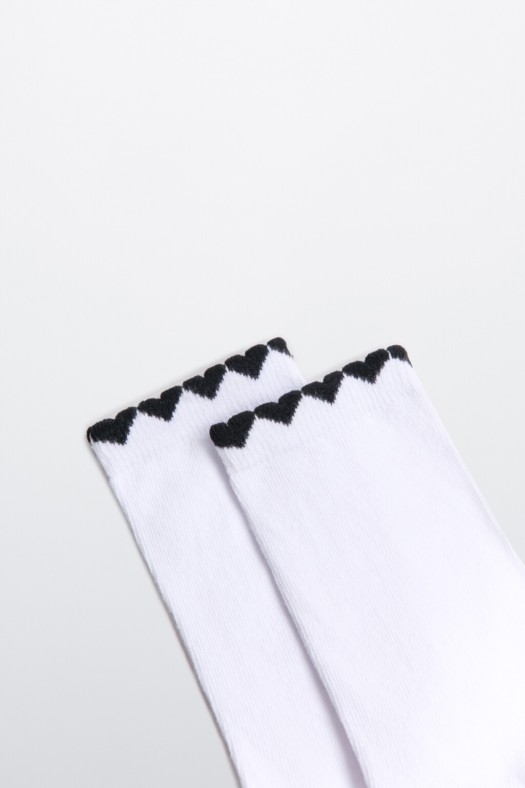 Носки высокие с окантовкой в виде сердечек - цвет черный - 2
