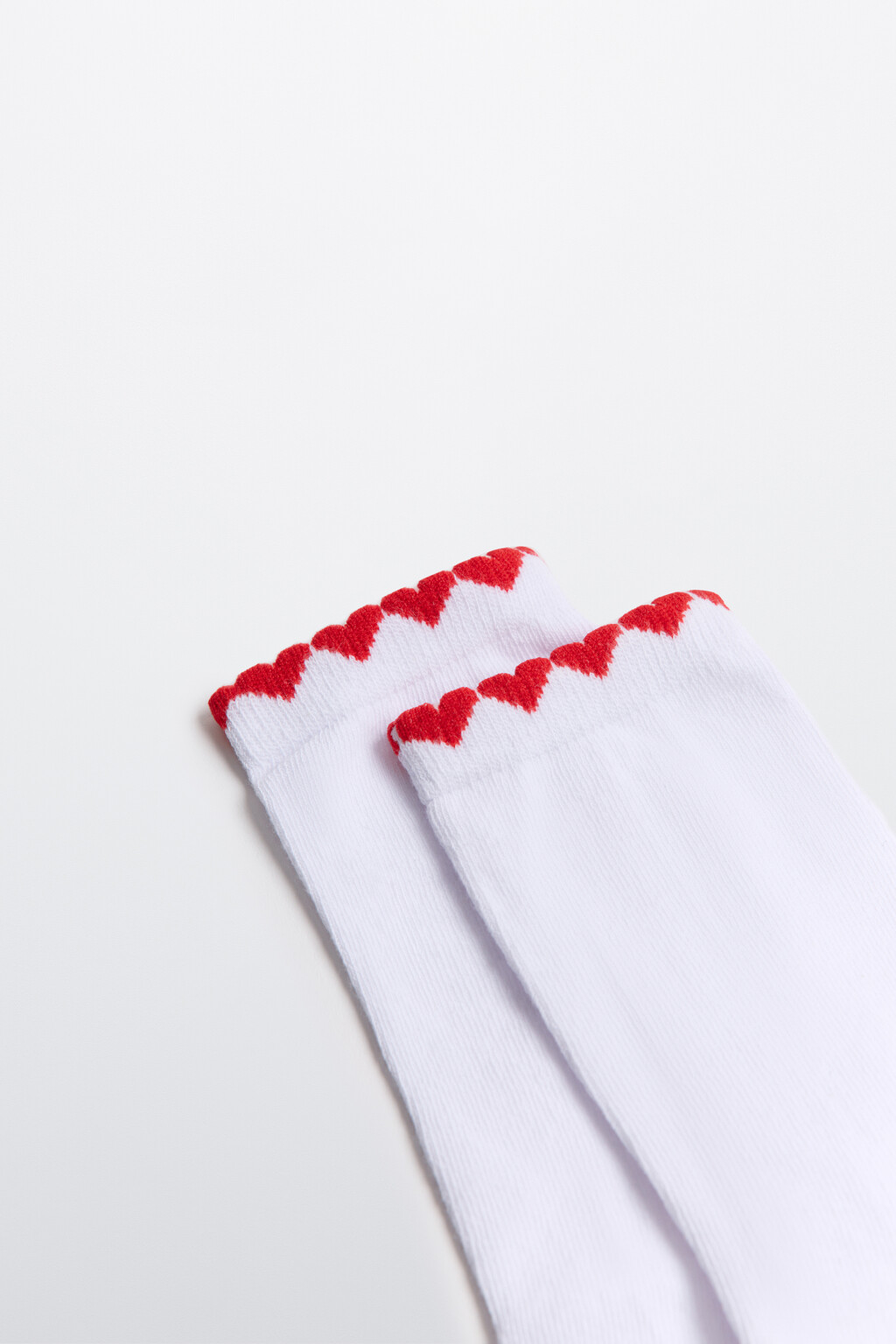 Носки высокие с окантовкой в виде сердечек - цвет красный - 2