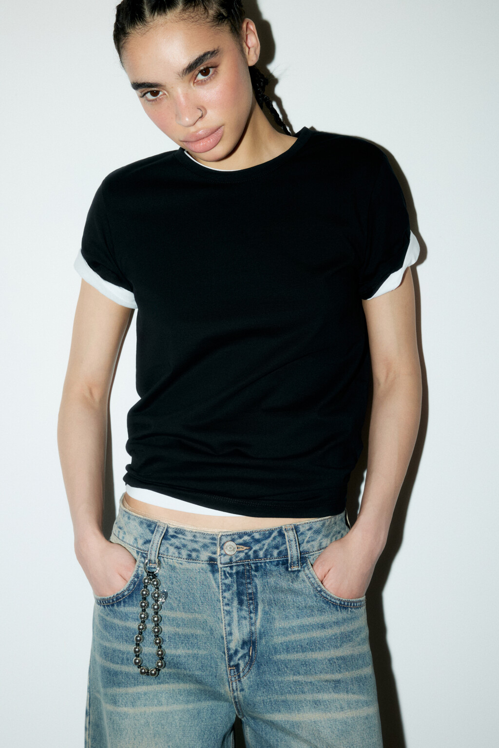 Брелок-обвес с бусинами и сердечком - цвет белый - 2