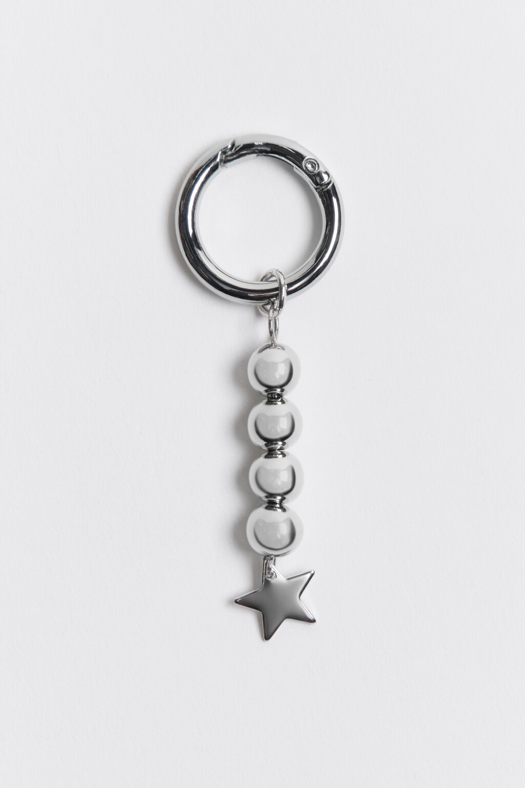 Брелок-обвес с бусинами и звездочкой - цвет серый - 1
