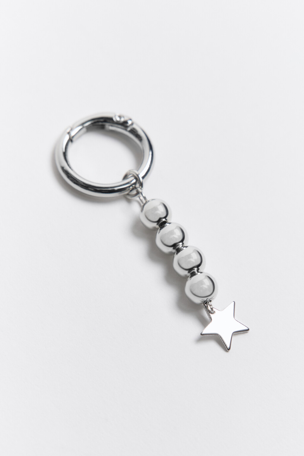 Брелок-обвес с бусинами и звездочкой - цвет серый - 2