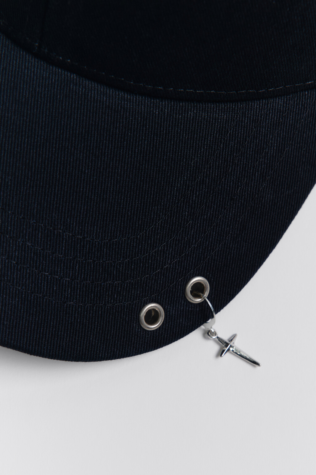 Кепка хлопковая с металлическим пирсингом - цвет черный - 3