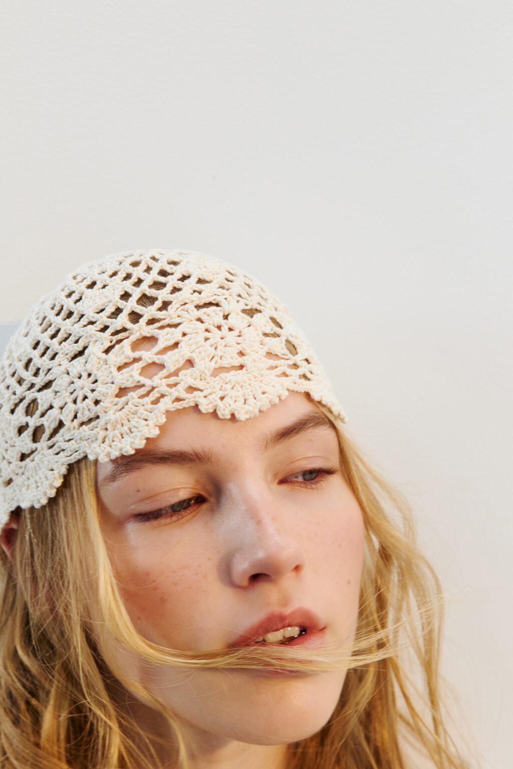 Шапка вязаная ажурная из хлопка - цвет молочный - 2