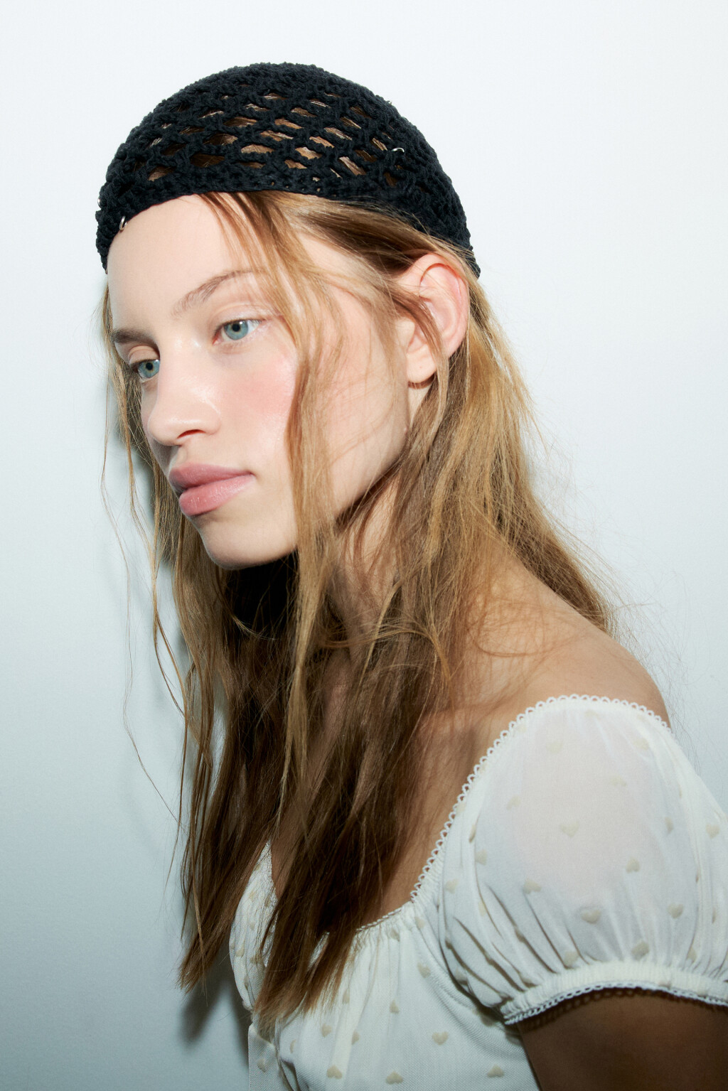 Шапка ажурная с металлическими колечками - цвет черный - 1