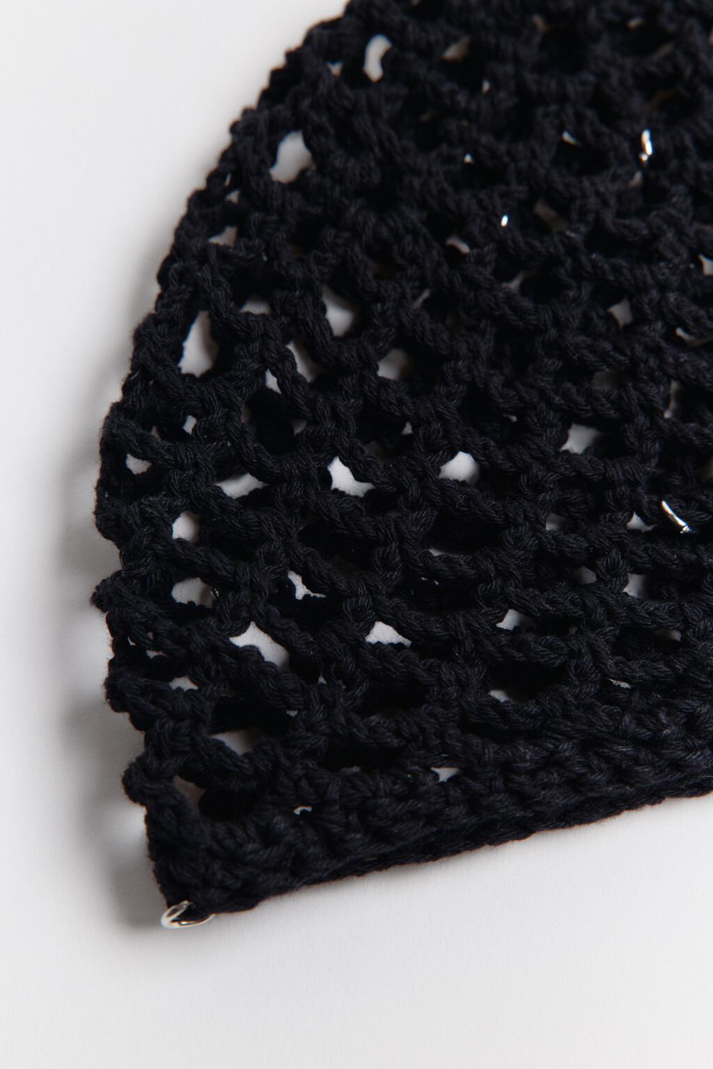 Шапка ажурная с металлическими колечками - цвет черный - 3