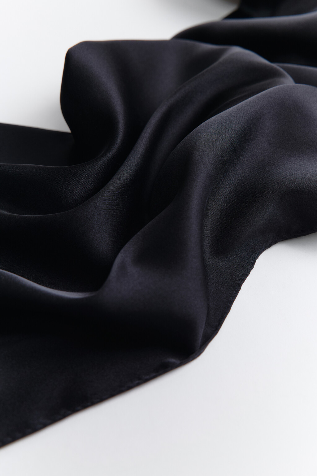 Платок из атласной ткани - цвет черный - 2