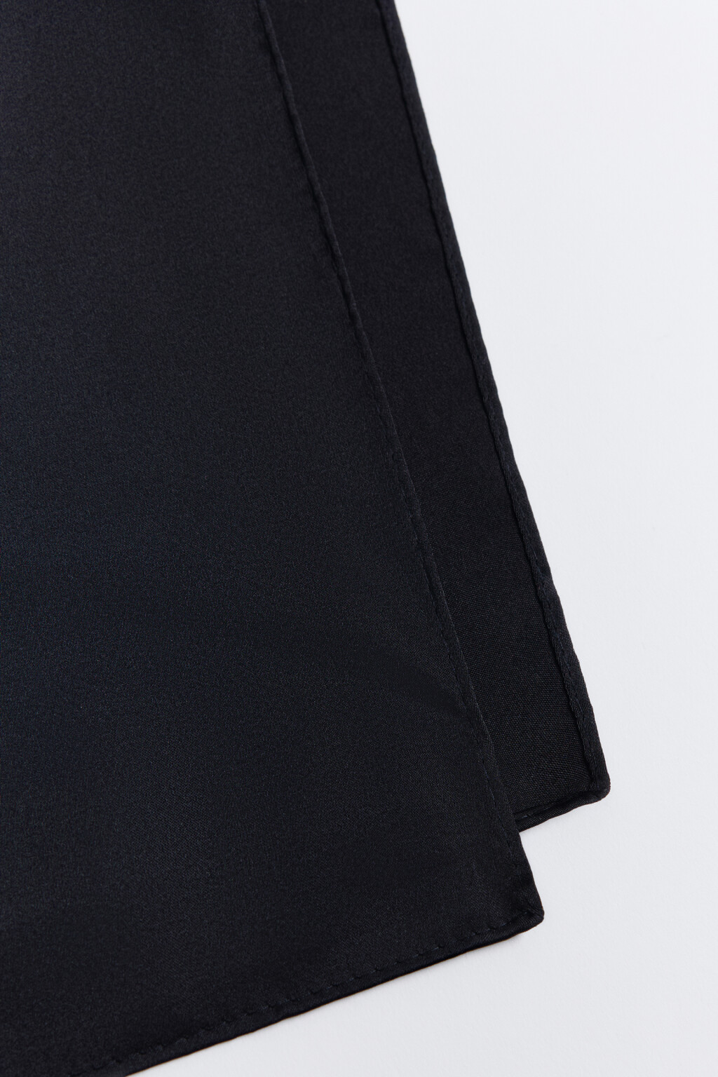 Платок из атласной ткани - цвет черный - 4