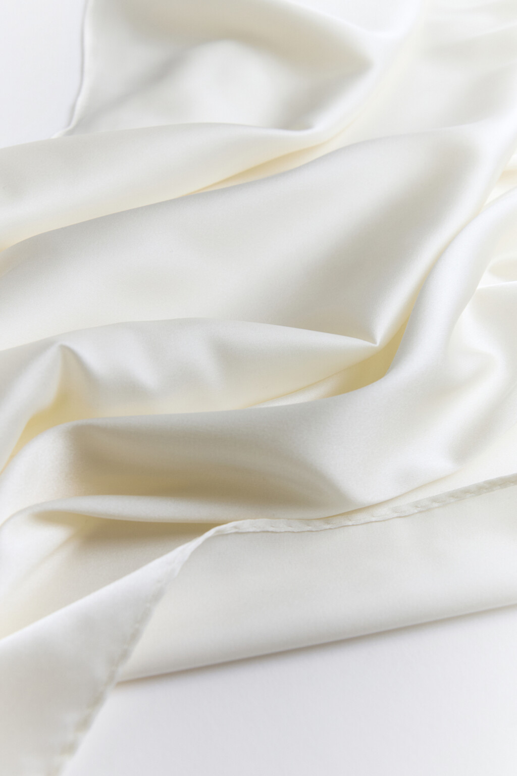 Платок из атласной ткани - цвет молочный - 6
