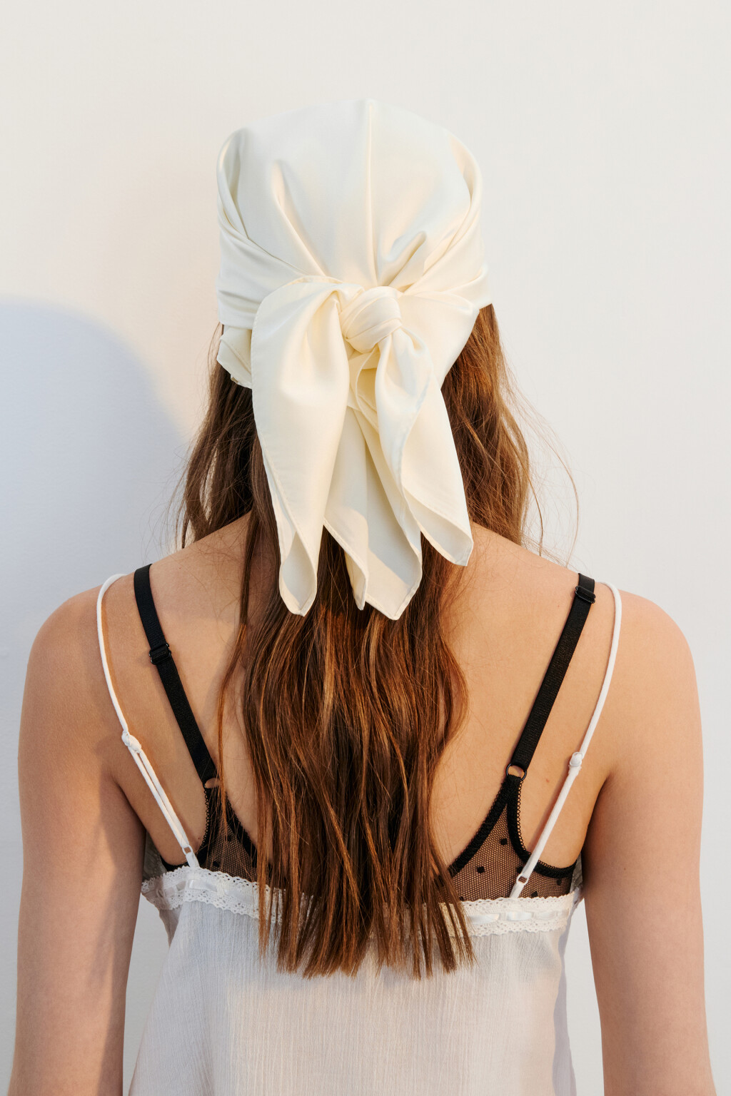 Платок из атласной ткани - цвет молочный - 4