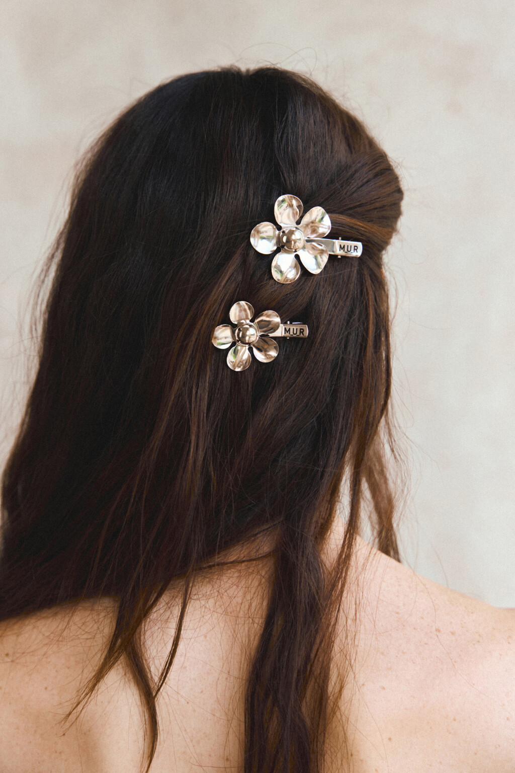 Заколка-зажим с цветком (2 штуки) - цвет серый - 1