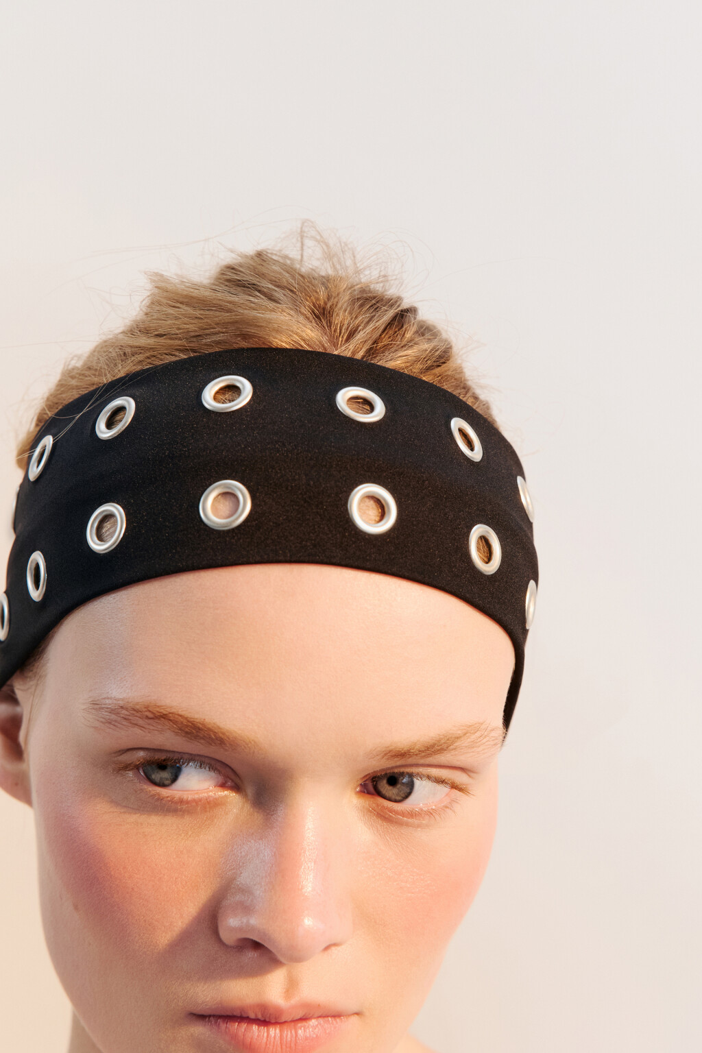 Повязка на голову с металлическими люверсами - цвет черный - 1