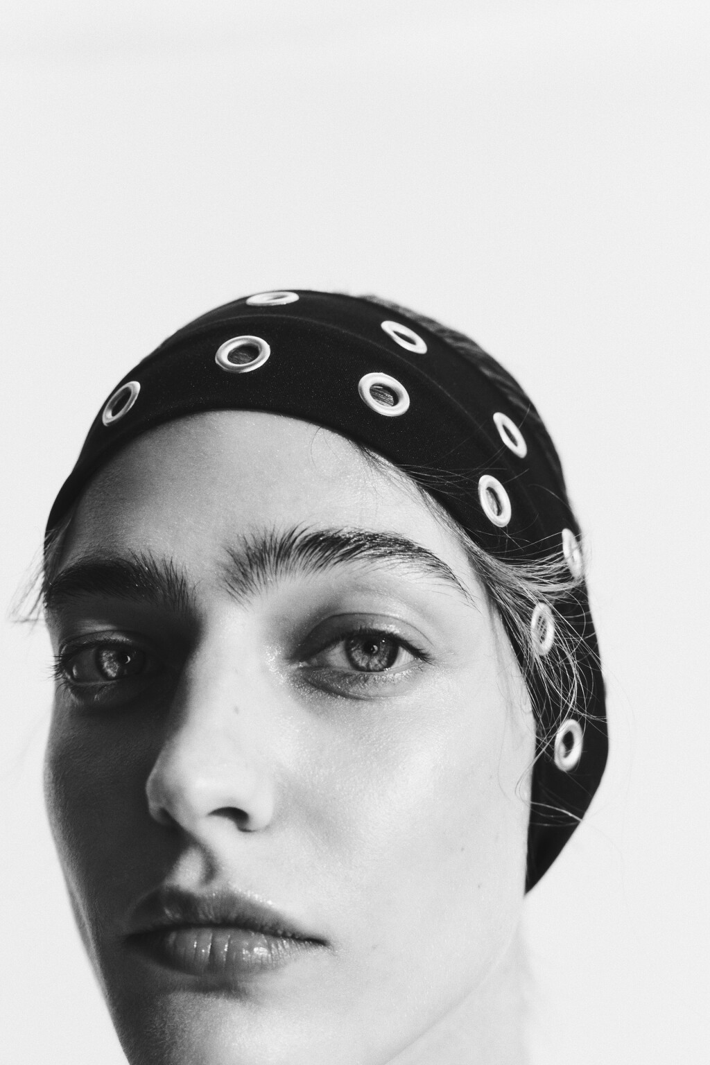 Повязка на голову с металлическими люверсами - цвет черный - 6