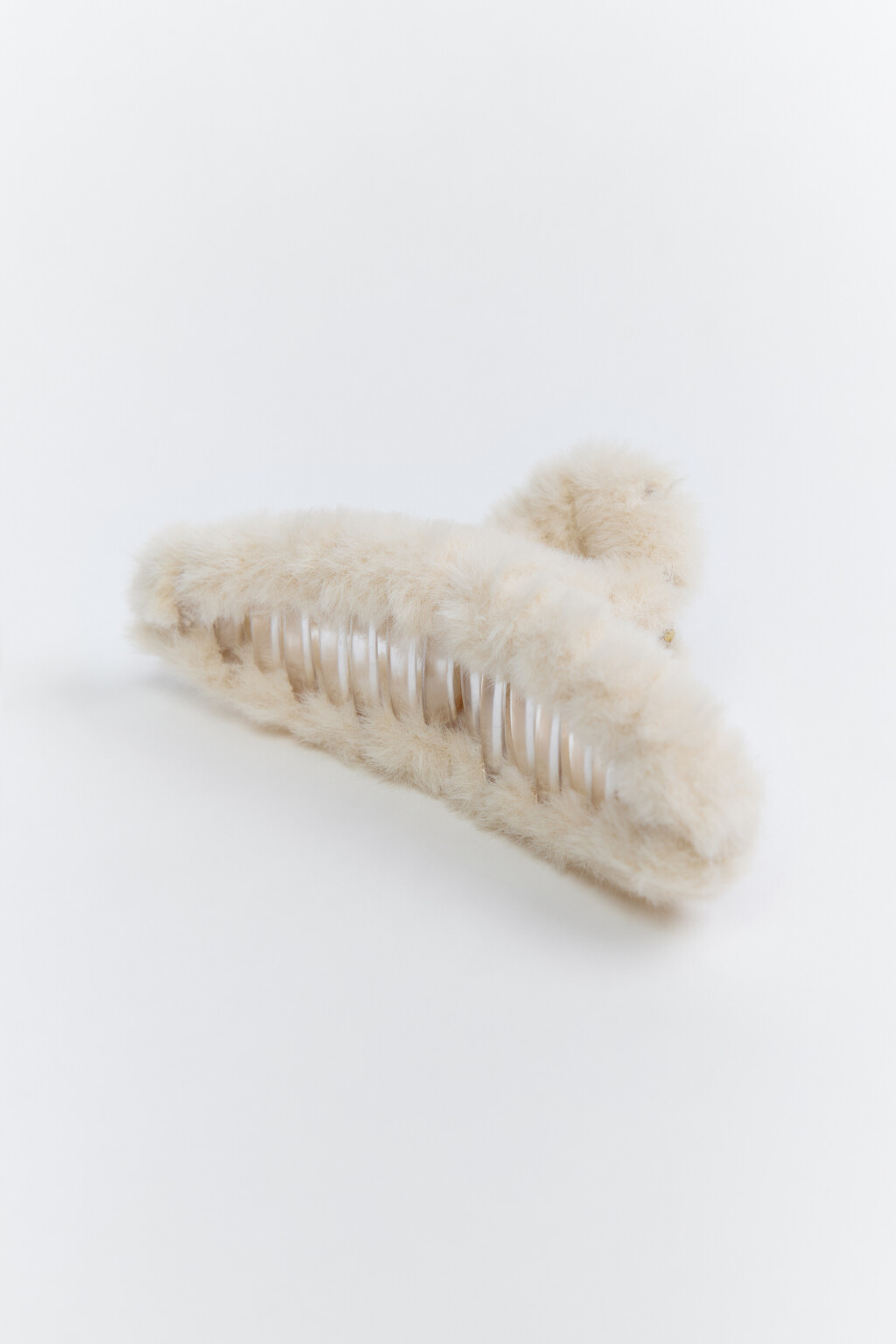 Заколка-краб для волос пушистая - цвет белый - 2