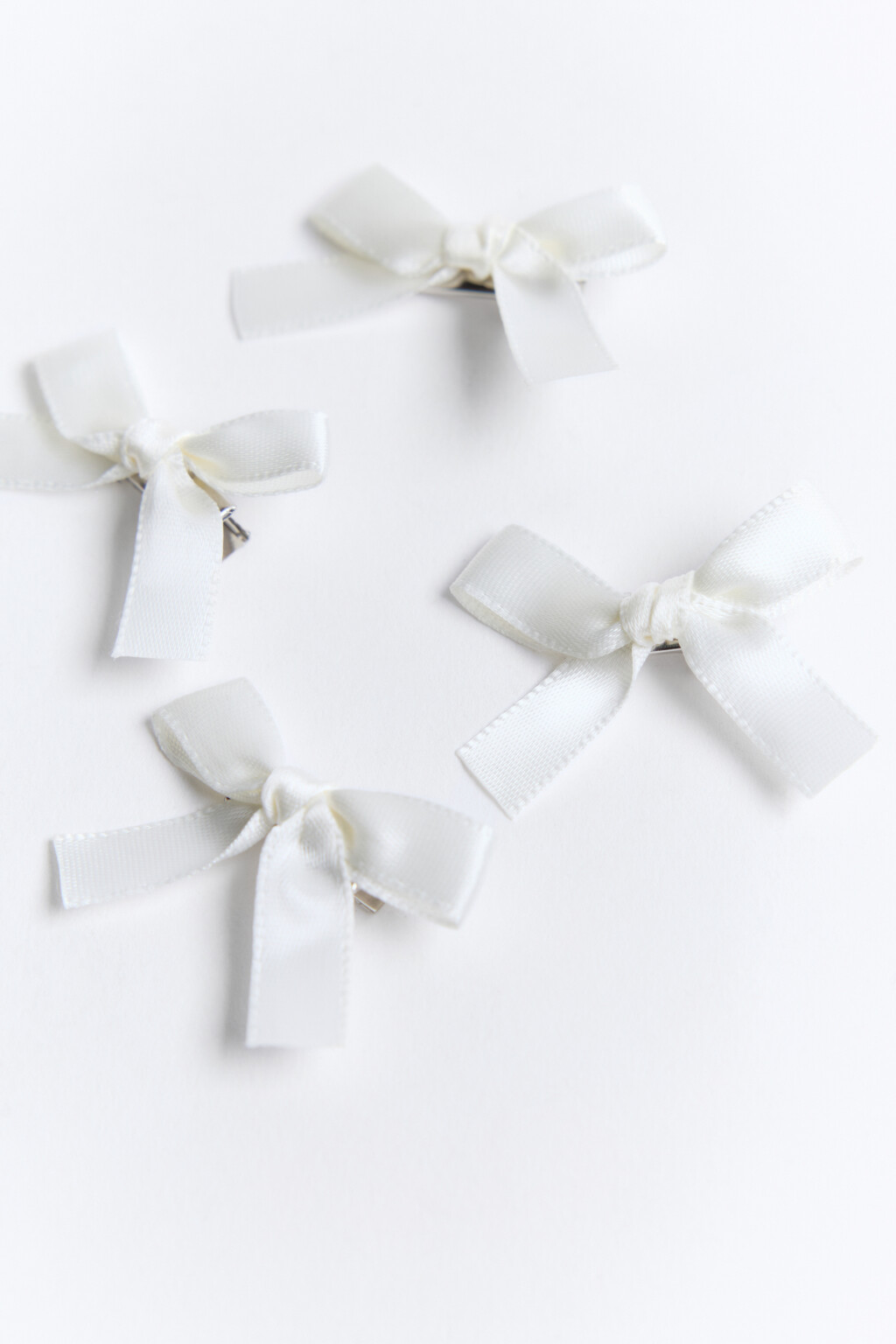 Набор заколок-зажимов с бантиками (4 штуки) - цвет белый - 2