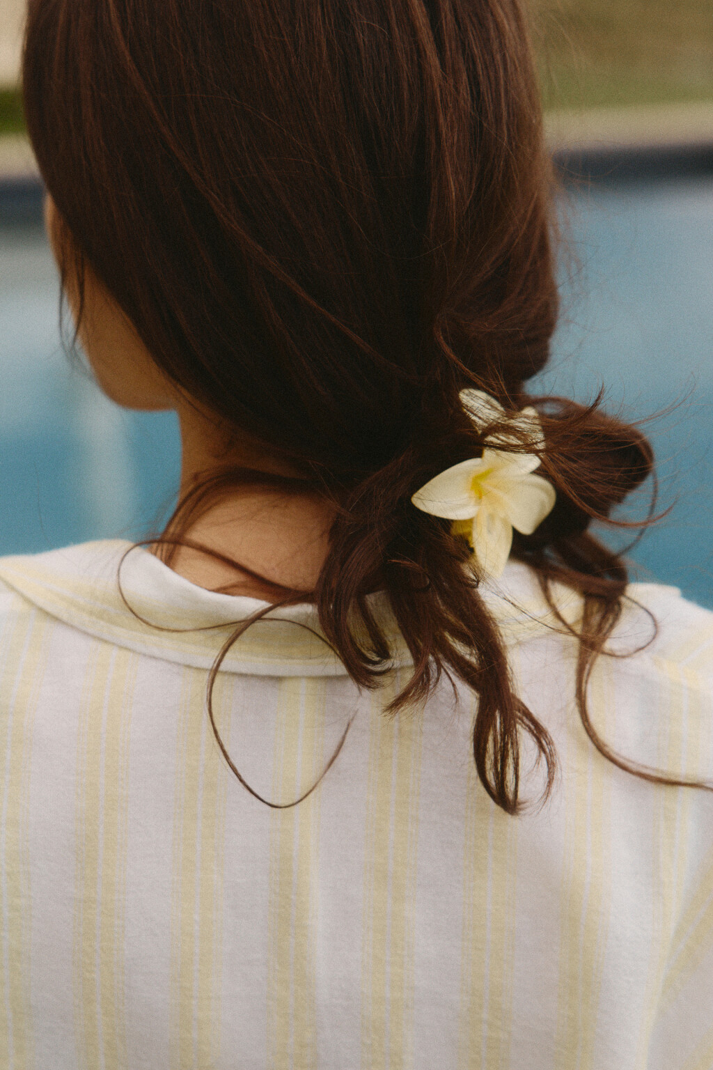 Заколка-краб в виде цветка - цвет белый - 1