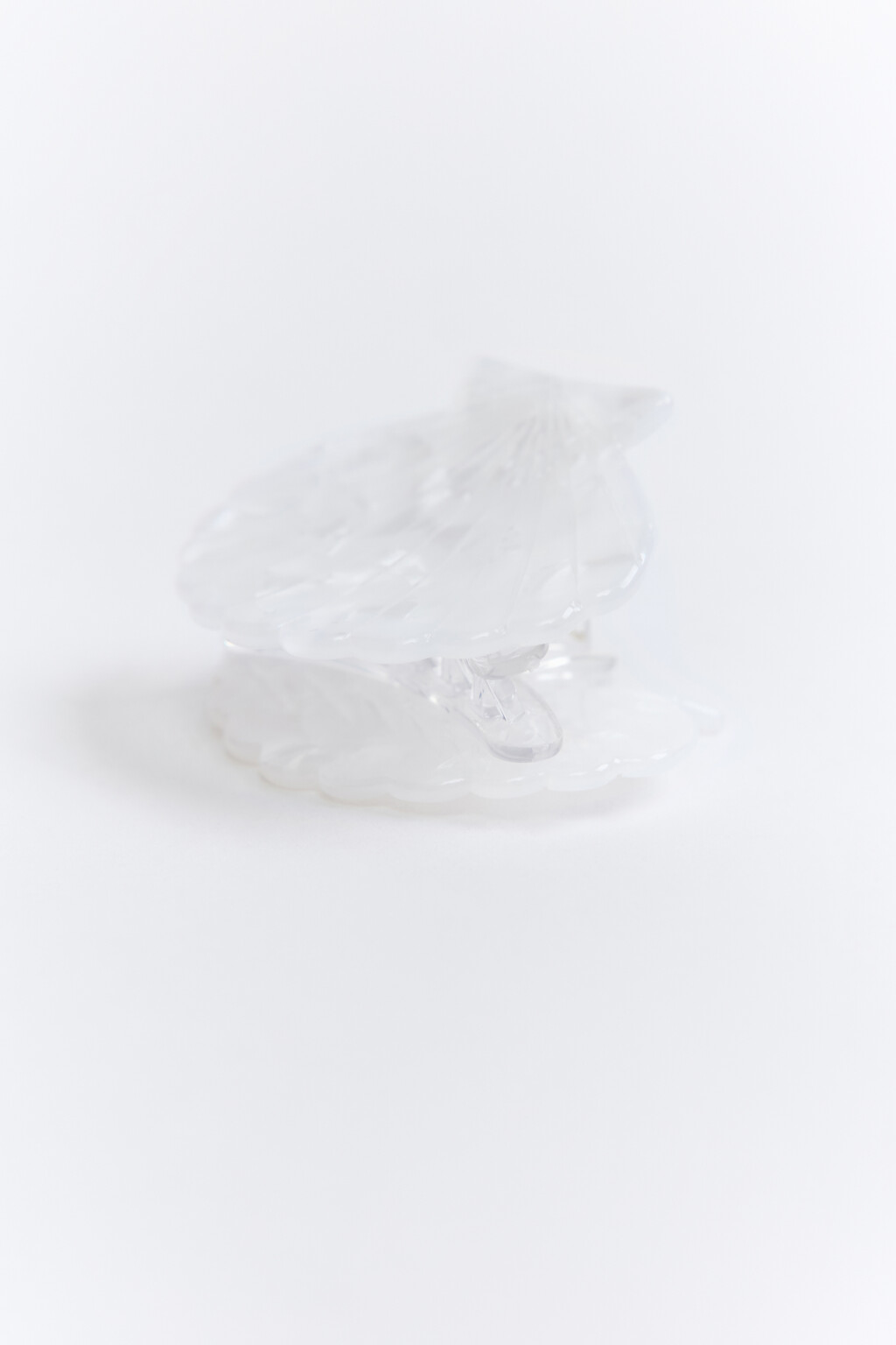 Заколка-краб в виде ракушки - цвет белый - 2