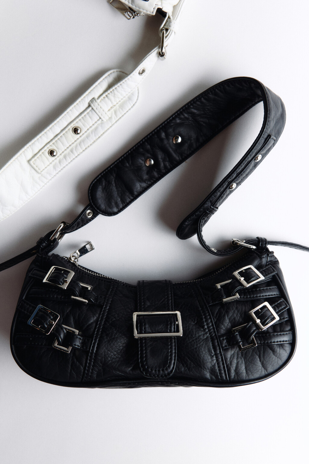 Сумка-багет с ремешками и пряжками - цвет черный - 1