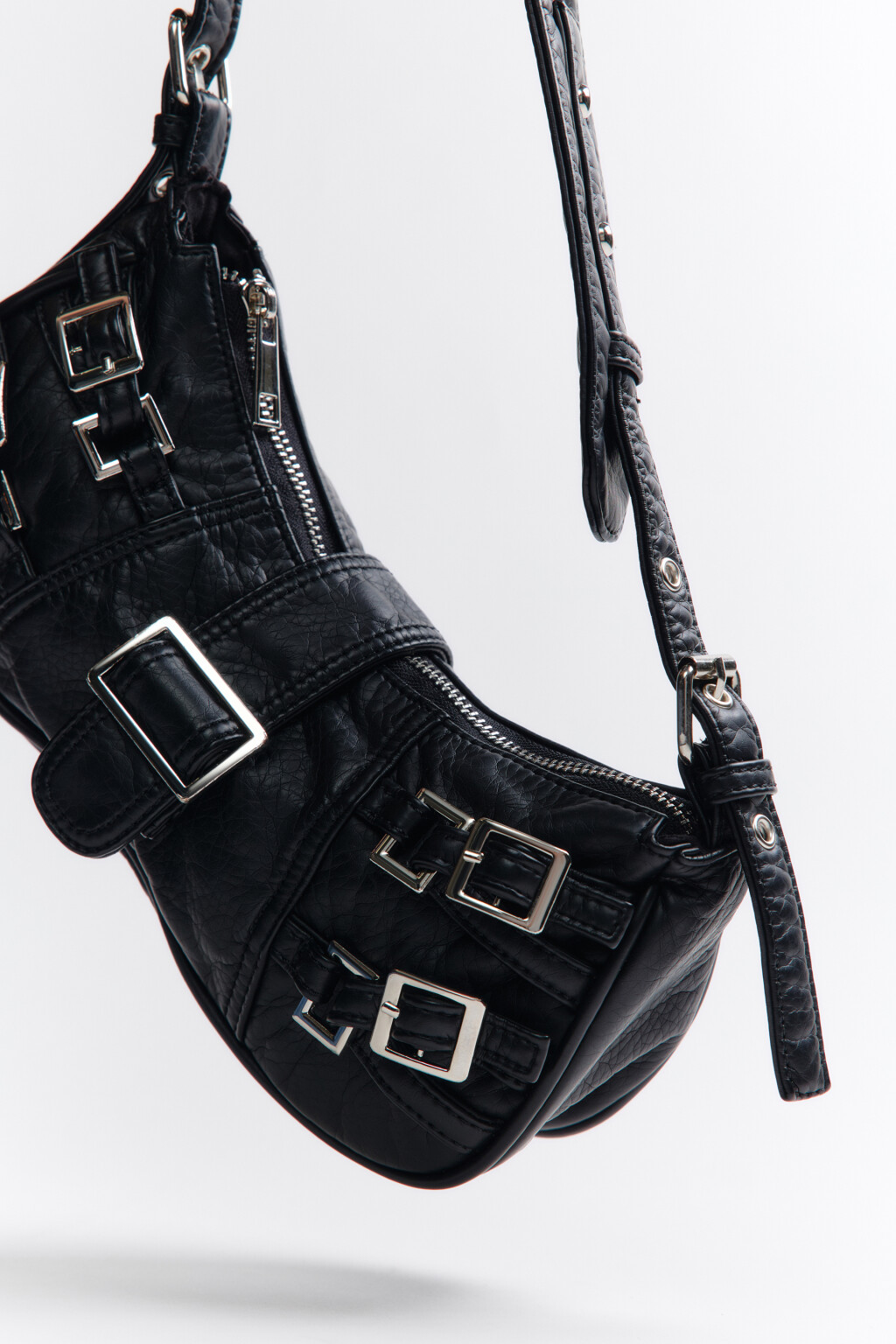 Сумка-багет с ремешками и пряжками - цвет черный - 2