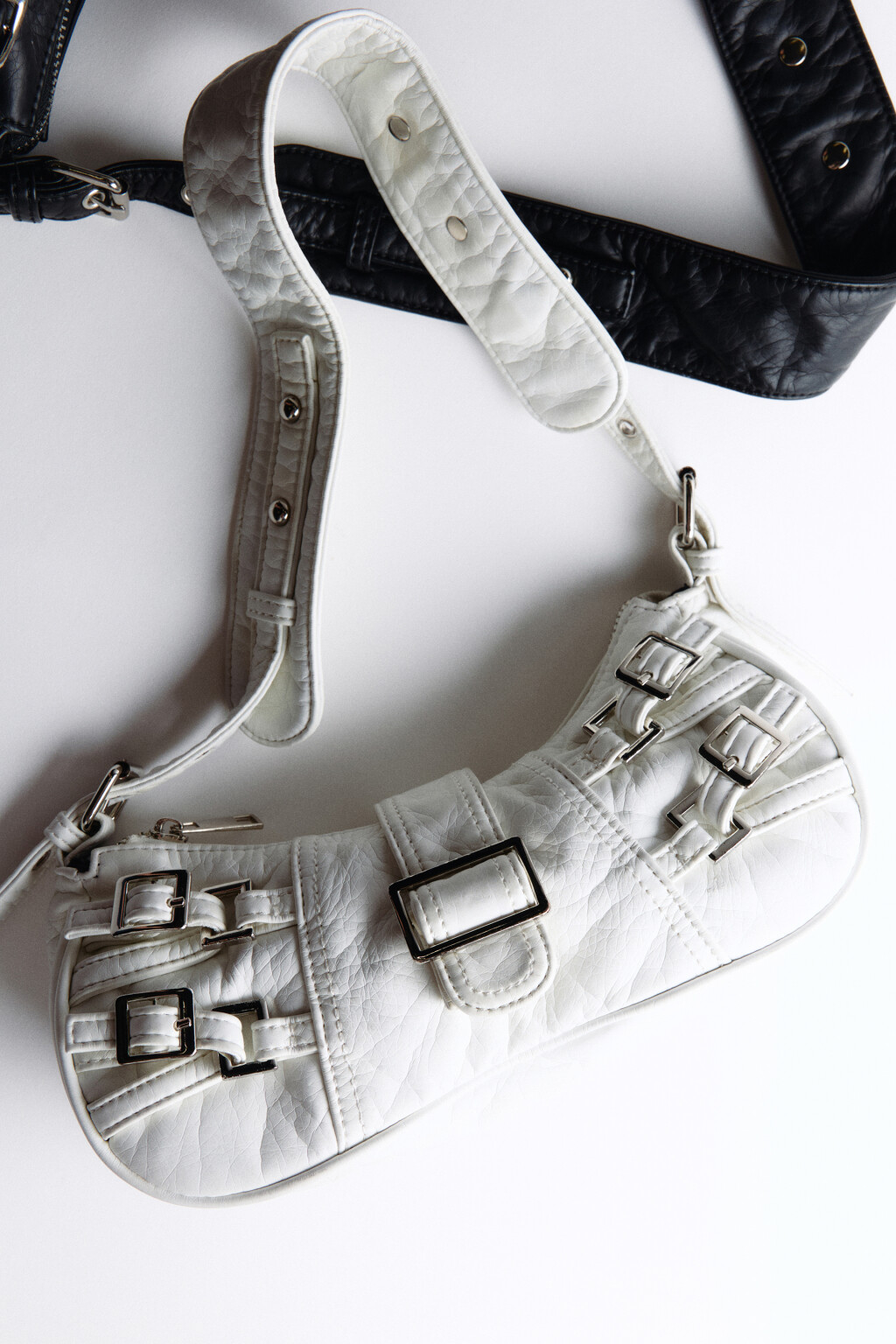 Сумка-багет с ремешками и пряжками - цвет молочный - 1