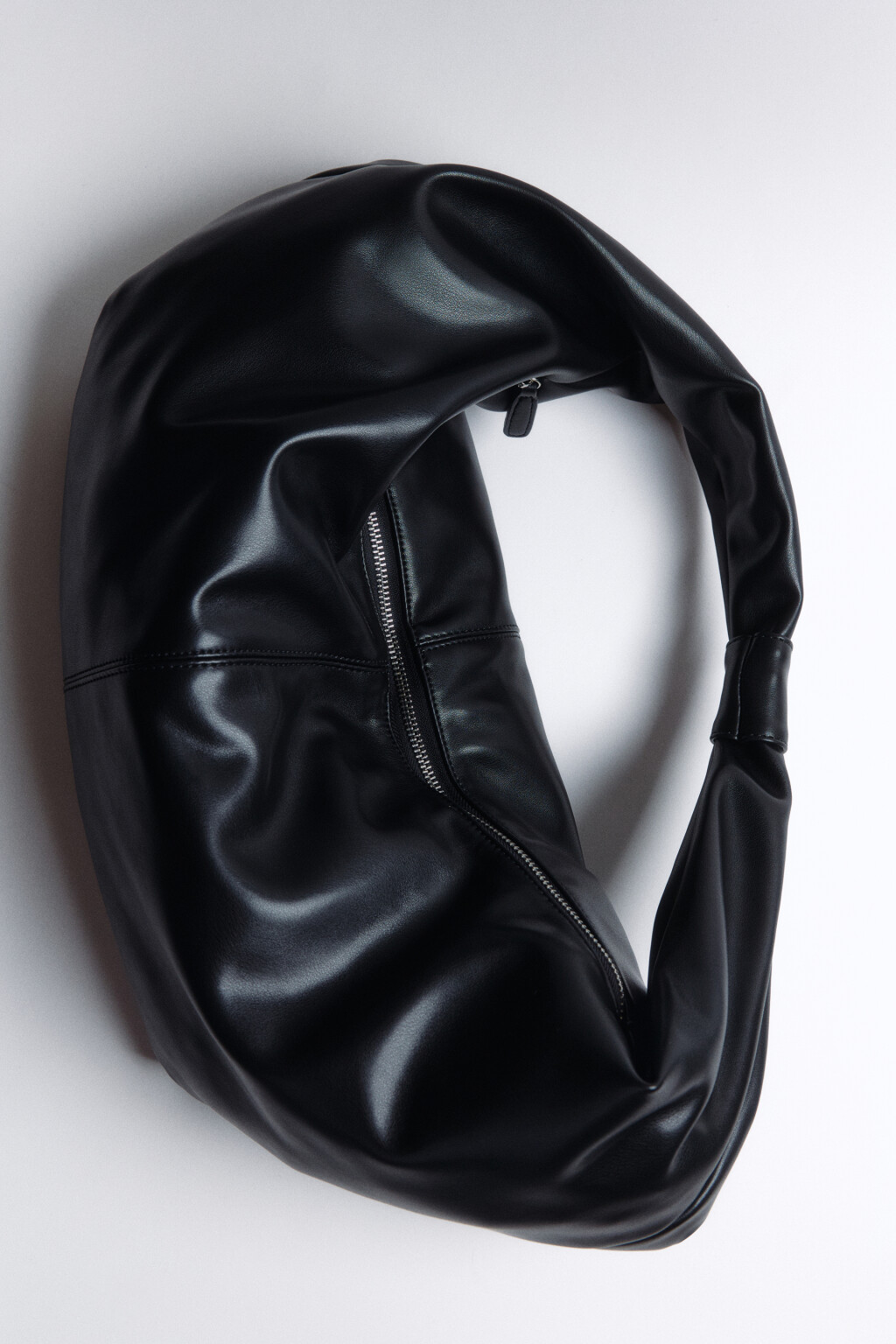 Сумка-хобо с короткой ручкой на плечо - цвет черный - 1