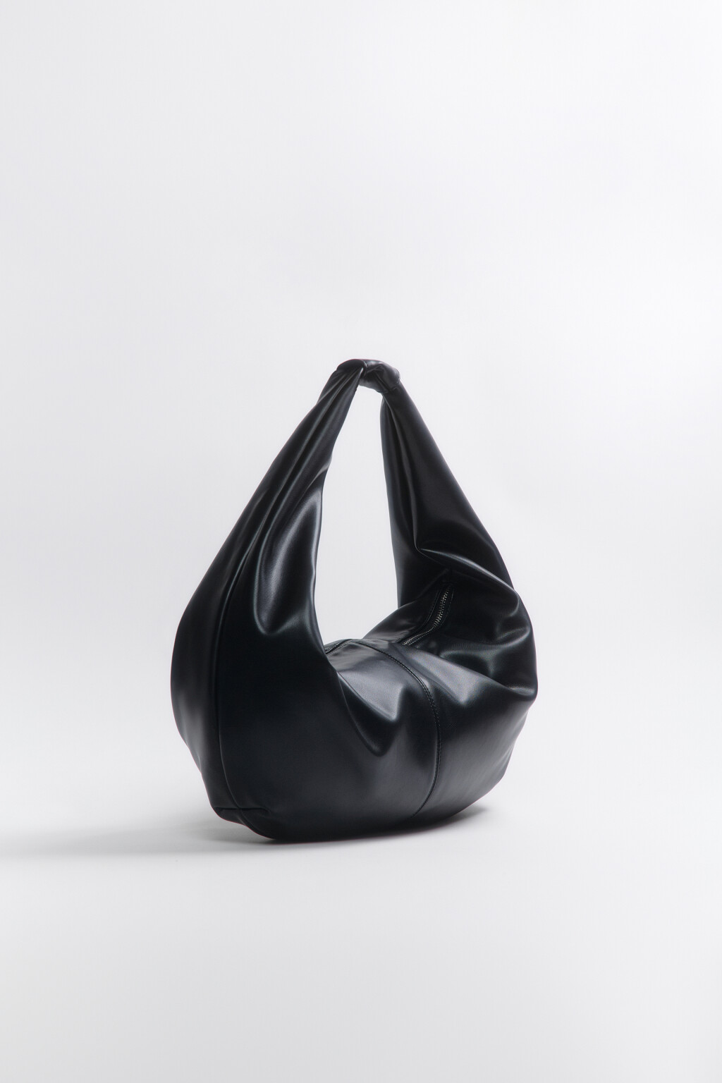 Сумка-хобо с короткой ручкой на плечо - цвет черный - 3