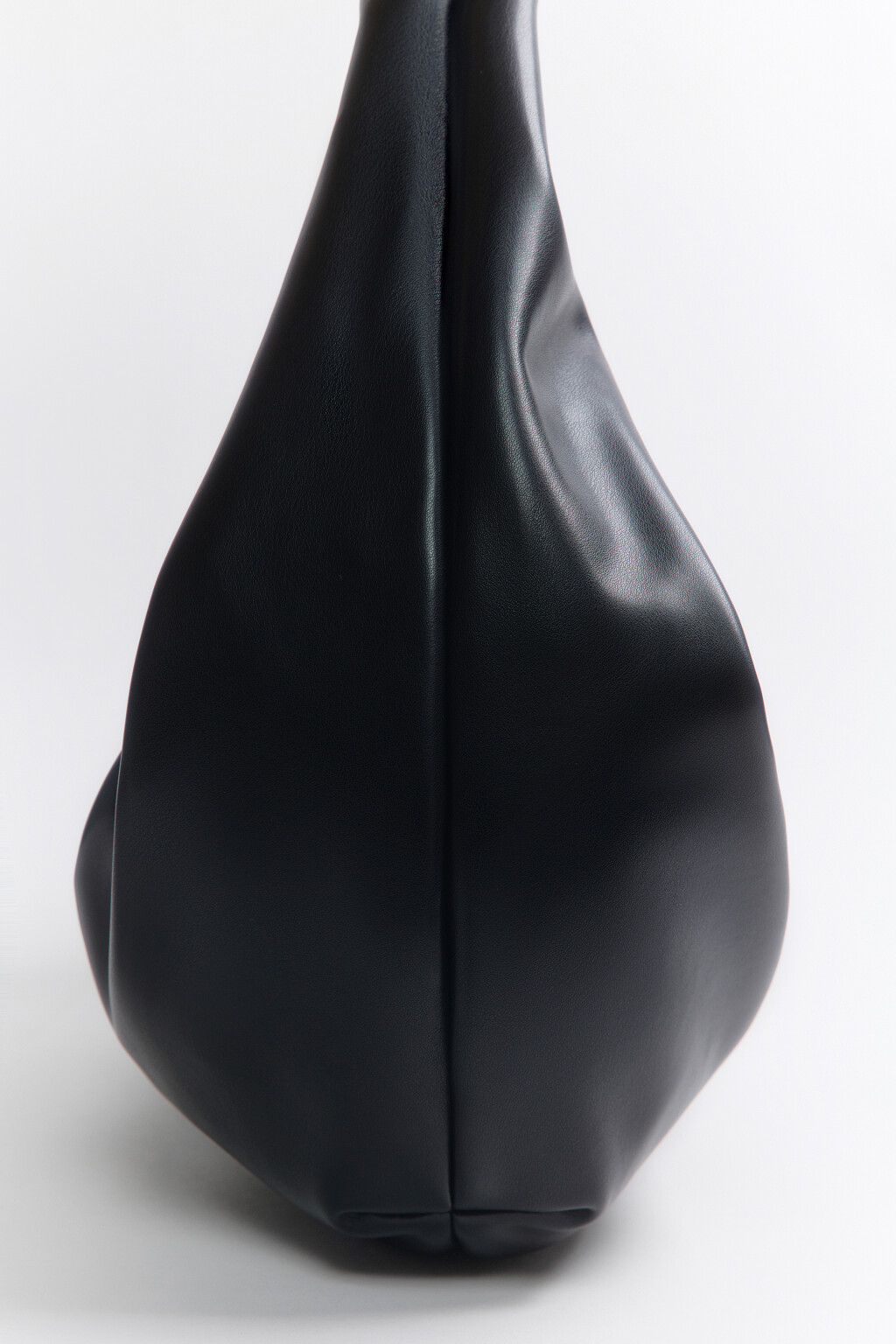 Сумка-хобо с короткой ручкой на плечо - цвет черный - 4