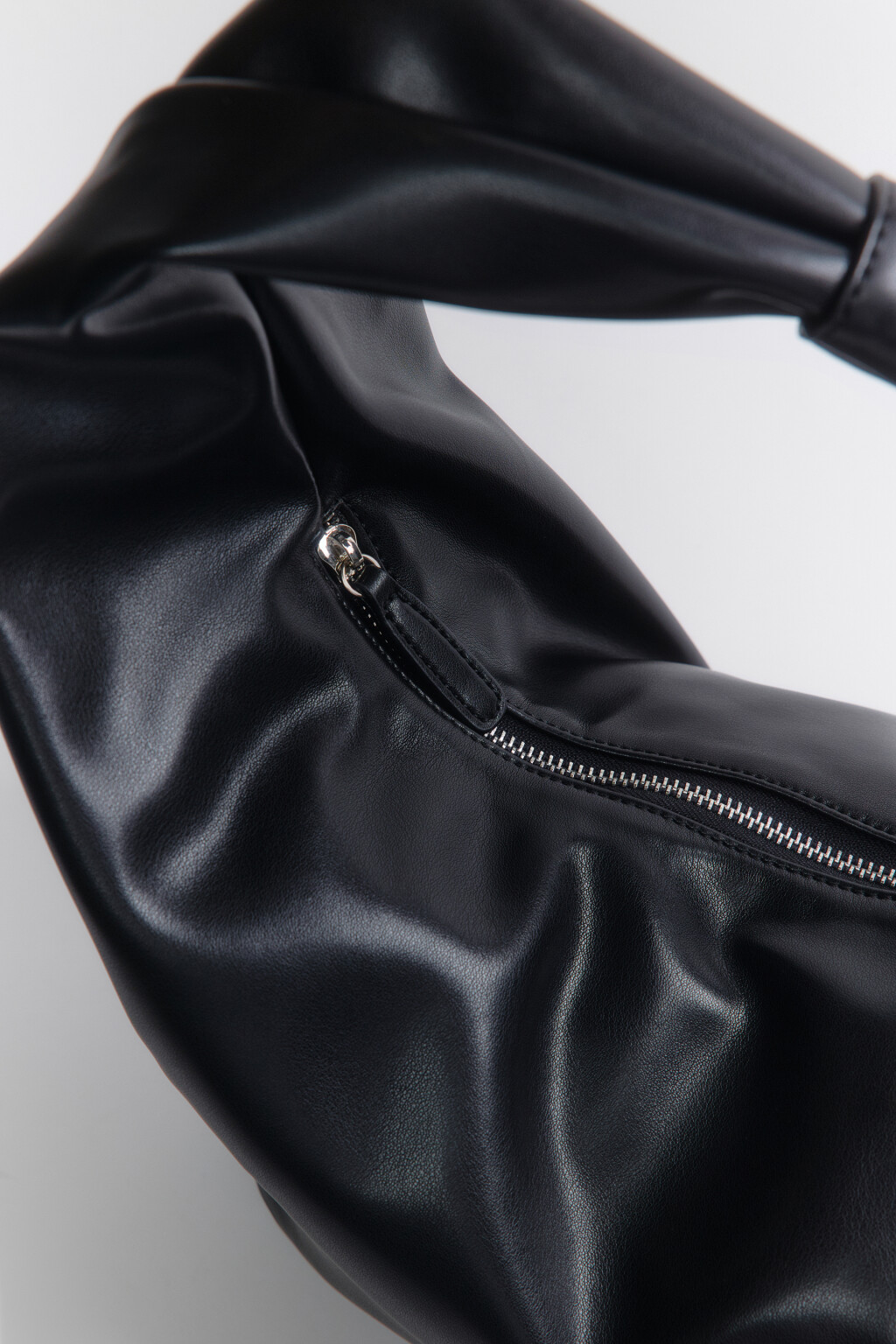 Сумка-хобо с короткой ручкой на плечо - цвет черный - 5