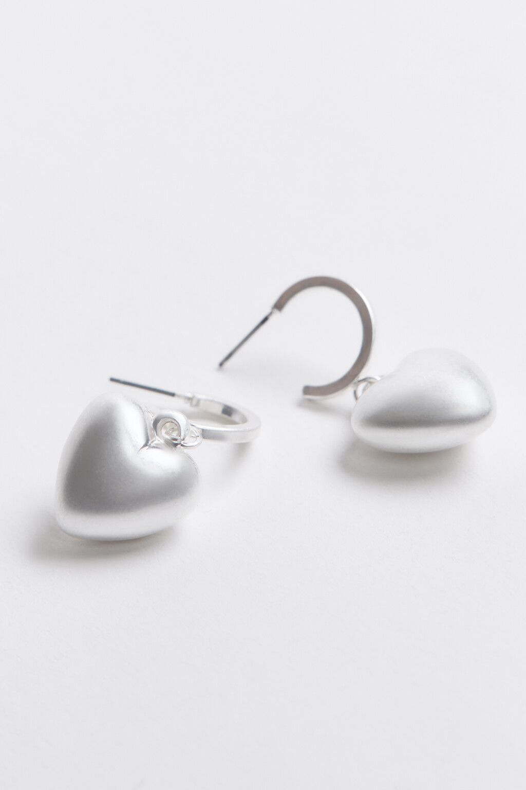 Серьги-гвоздики с объемными сердечками - цвет серый - 2
