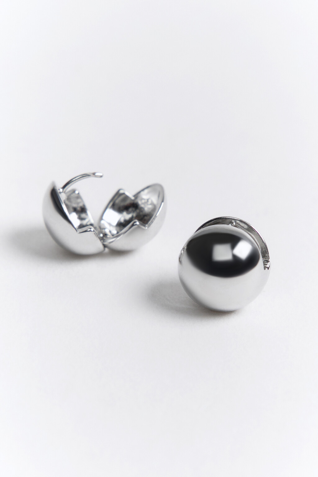 Серьги серебристые в виде сферы - цвет серый - 3