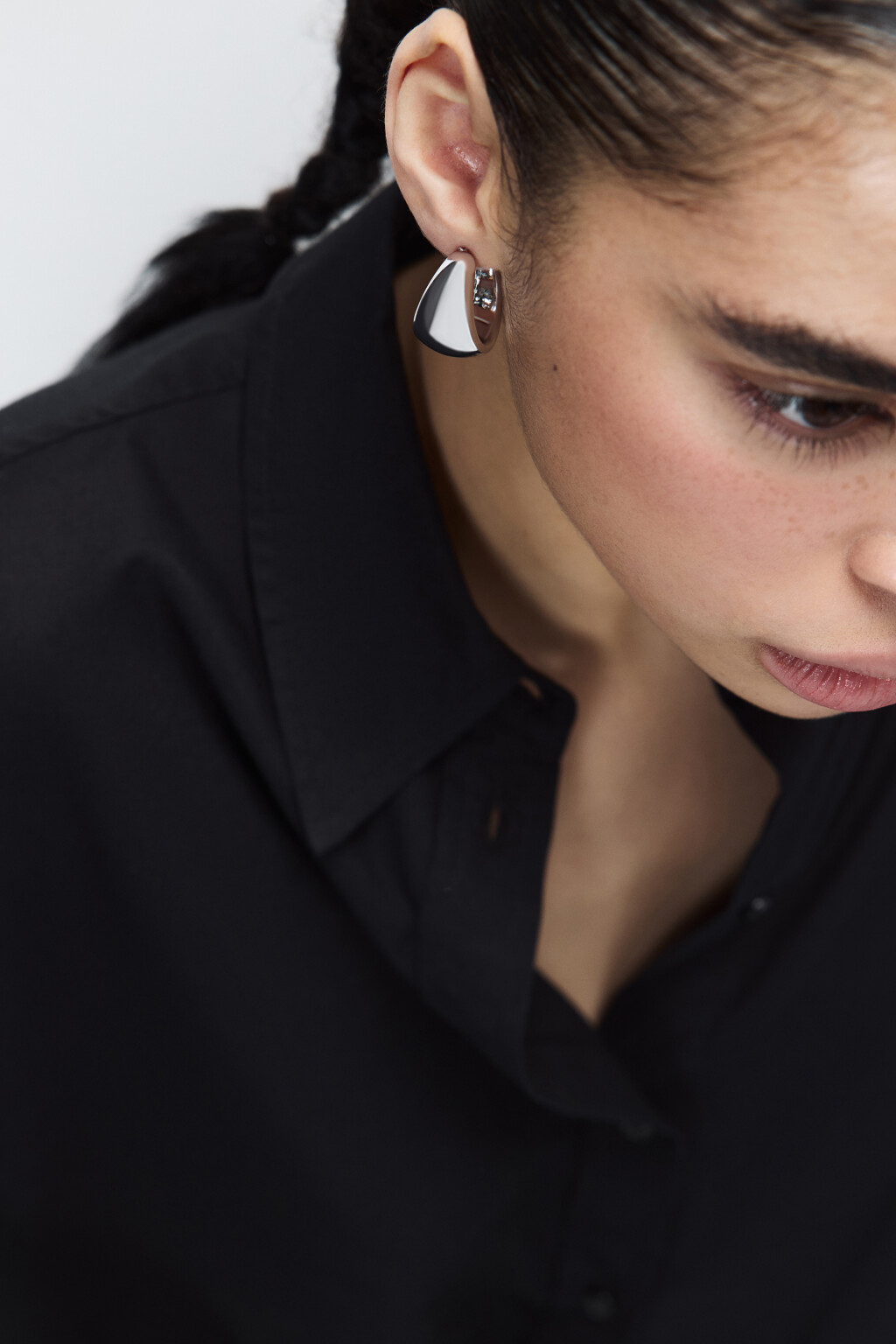 Серьги-гвоздики объемные серебристые - цвет серый - 3