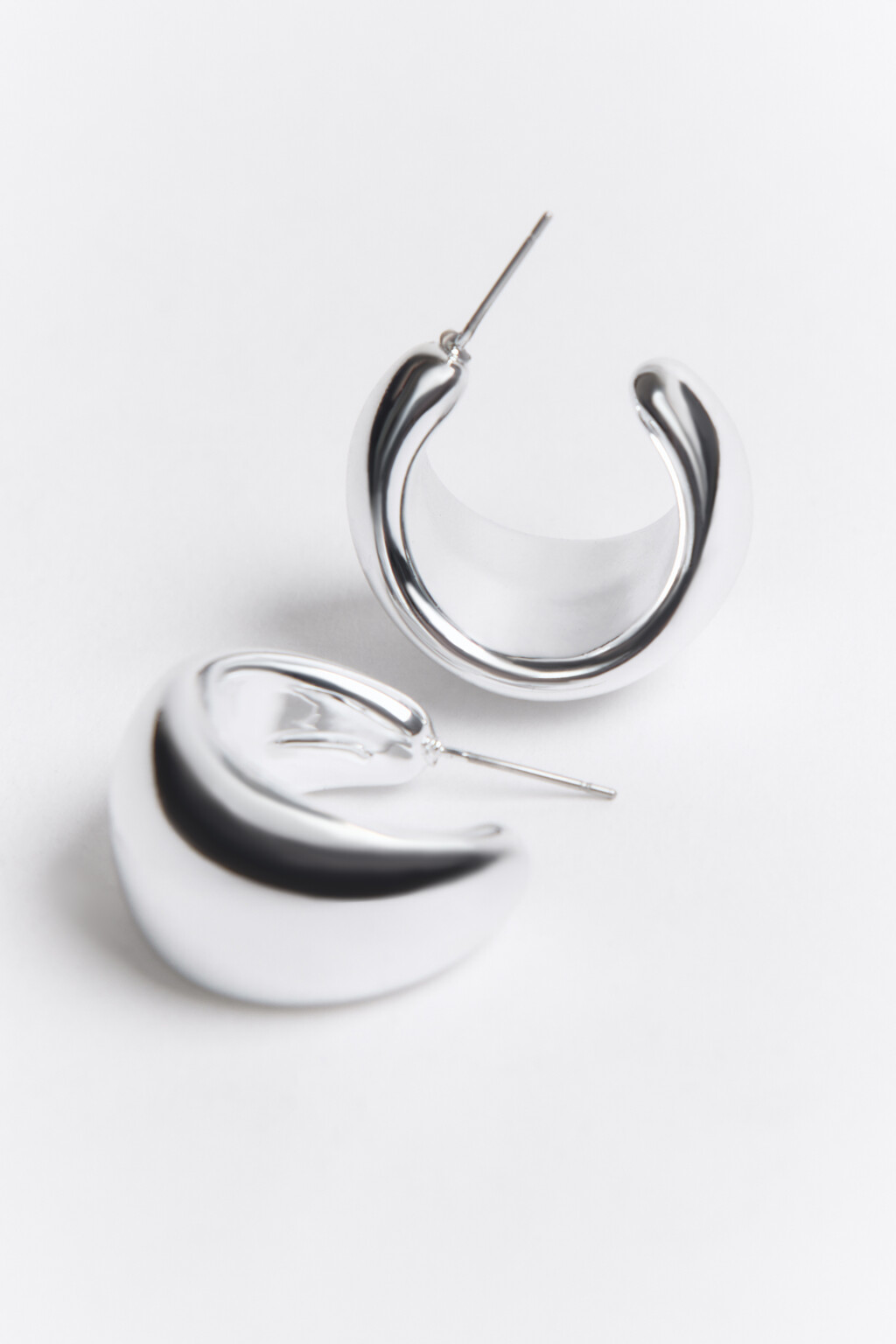 Серьги-гвоздики объемные серебристые - цвет серый - 5